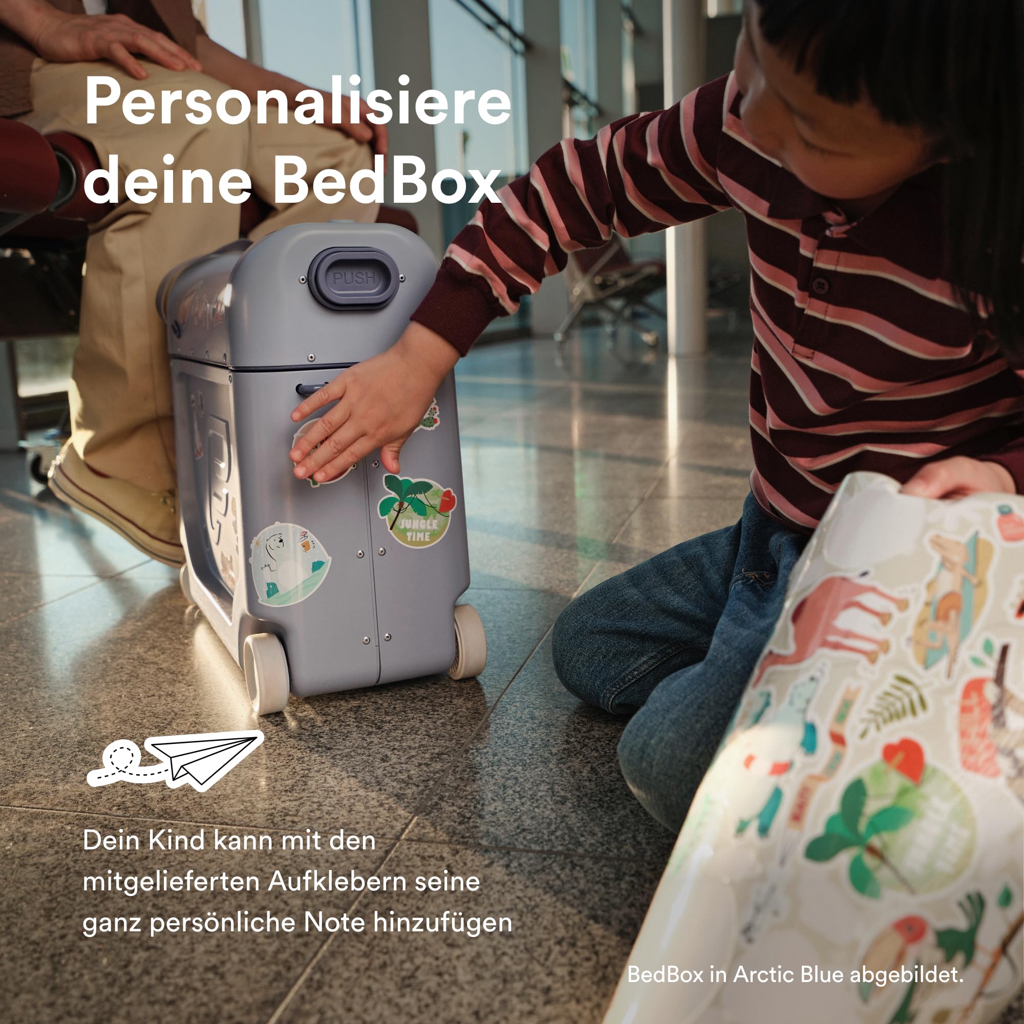 Stokke JetKids BedBox, Midnight Grey - Aufsitzkoffer für Kinder von 2-7 Jahren (bis 35 kg) - Lässt Sich in EIN Bett verwandeln - Inklusive Matratze, dekorativen Aufklebern & verstellbarem Tragegurt
