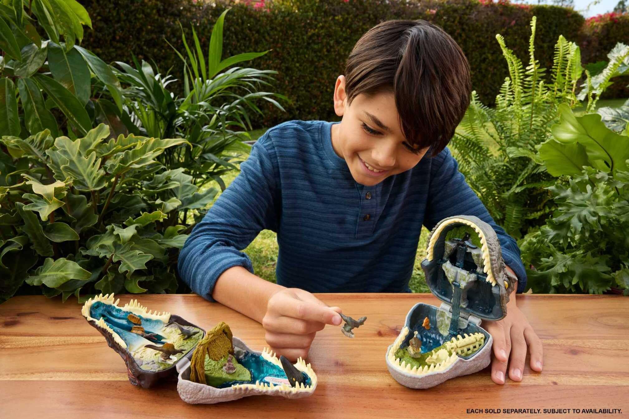 Mattel Jurassic World: El Renacer, Conjunto de juego Mini, la cabeza del Spinosaurio se abre, 4 funciones interactivas, 3 Micro figuras, Dinosaurio de juguete, JGB98