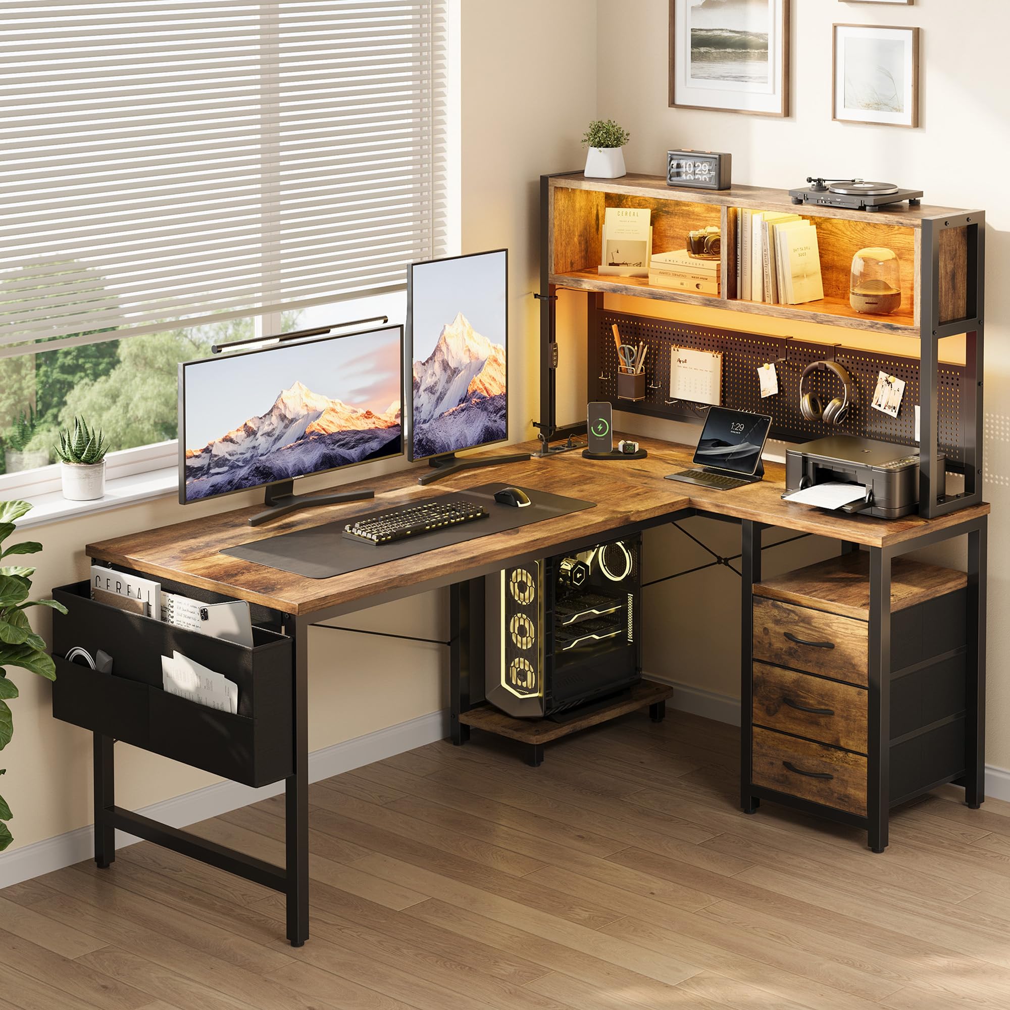 YOUDENOVA L Form Schreibtisch Reversibel, Gaming Tisch mit LED, Steckdosen & USB, Eckschreibtisch mit Regal & Lochwand, 3 Schubladen Computertisch für Büro Wohnzimmer Homeoffice Gaming 135x100 Braun