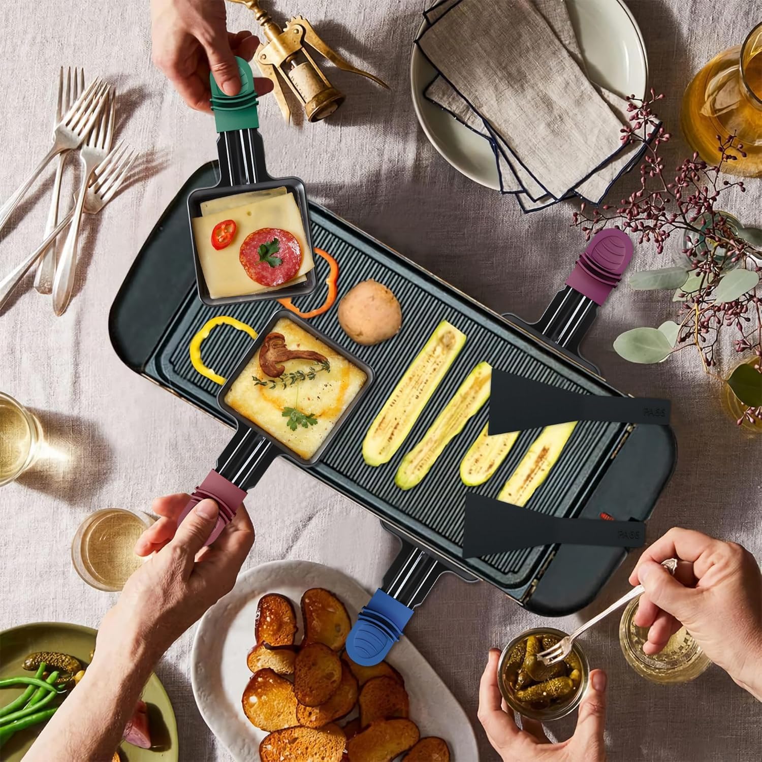 Yoassi 8pcs Mini Padelle per Raclette,Mini Piastra Raclette Antiaderente con 8 Spatole di Nylon,Misura Universale 4 Colori Manici Antiscottatura,Padelle Quadrate da Raclette per Fuso Uovo Fritto
