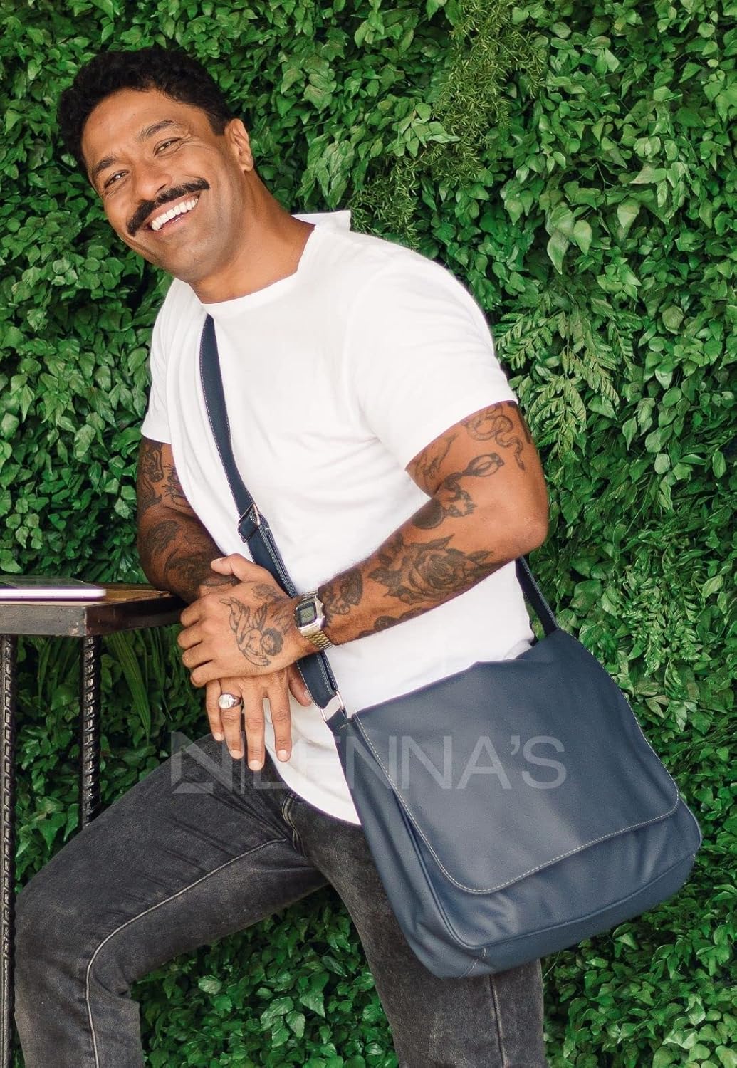 Pasta Lenna’s Carteiro em promoção! Veja a oferta e mais achadinhos de Mochilas & Pastas Masculinas 6 Hoje é o melhor dia para comprar Pasta Lenna’s Carteiro com aquele preço maroto! Promoção! Aproveite a oferta! 6