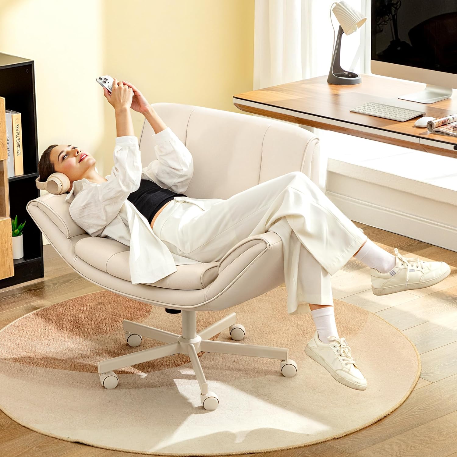 Criss Cross Chair with Wheels & Armrests,Comfy Wide Vanity Chair,Scratch-Resistant Pu Leather Cross Legged Desk Chair,Height Adjustable Computer Office Desk Chairs for Home,Makeup,Bedroom