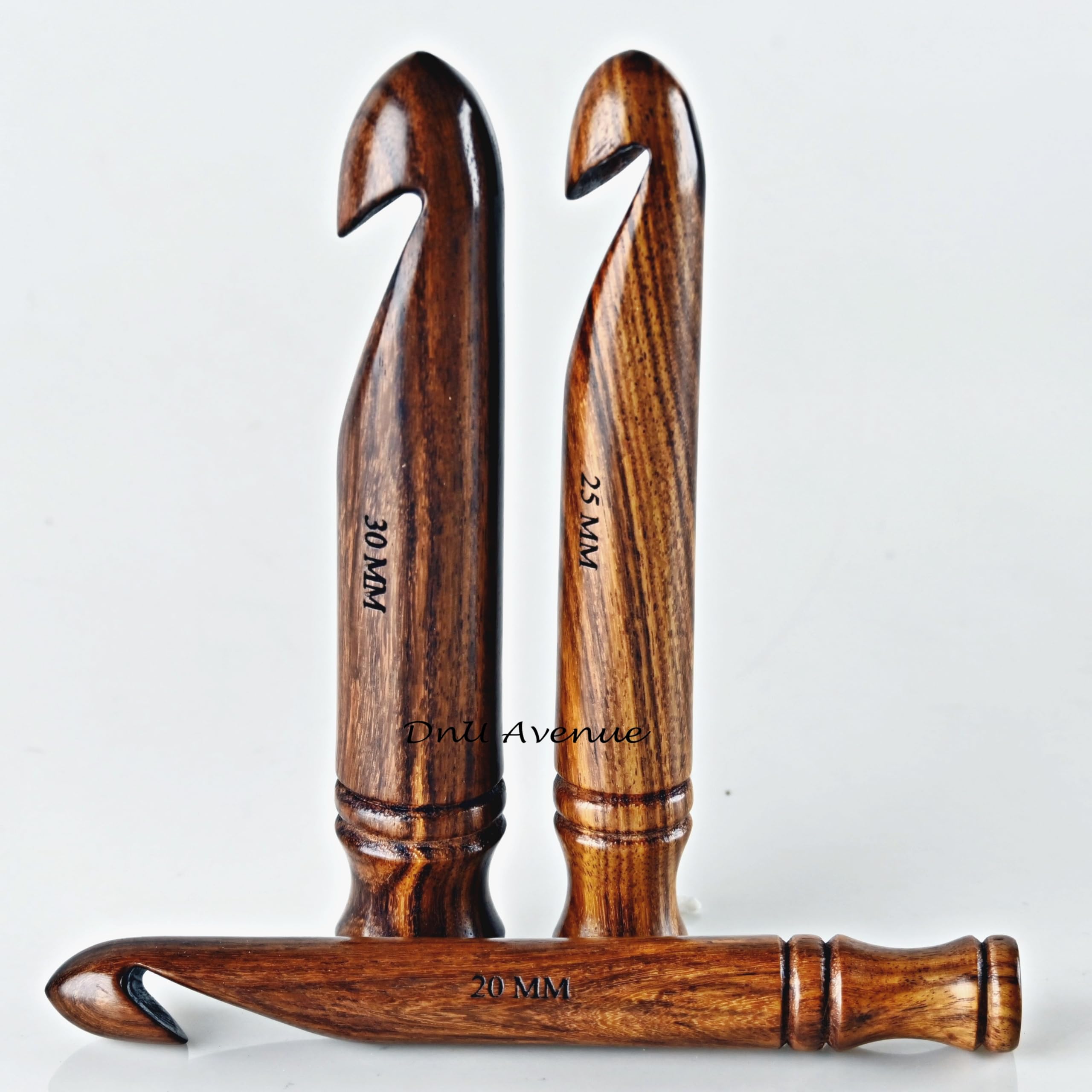 DnU Avenue Drewniane ergonomiczne haczyki do szydełkowania, zestaw 3 haczyków, rozmiar 30 mm, 25 mm i 20 mm, ręcznie robione szydełka do artretycznych rąk, trwałe i lekkie narzędzia do szydełkowania
