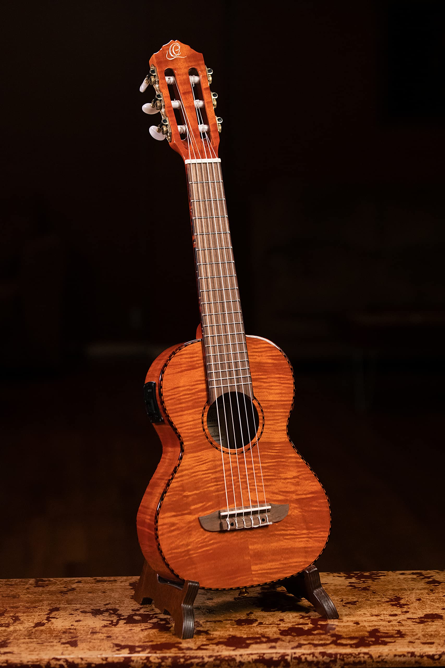 Ortega Guitars Reise Gitarre Elektro-Akustisch – Mini Travel Series – Geflammtes Mahagoni, Hochglanz Natur (RGLE18FMH)