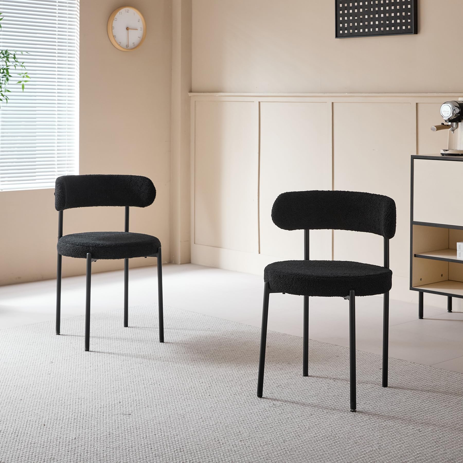 GrandCA HOME Juego de Mesa y Sillas de Comedor: Mesa Redonda de 100 cm + 4 Sillas de Comedor Sherpa, Aptas para 4-6 Personas, (Marrón Oscuro + Negro)