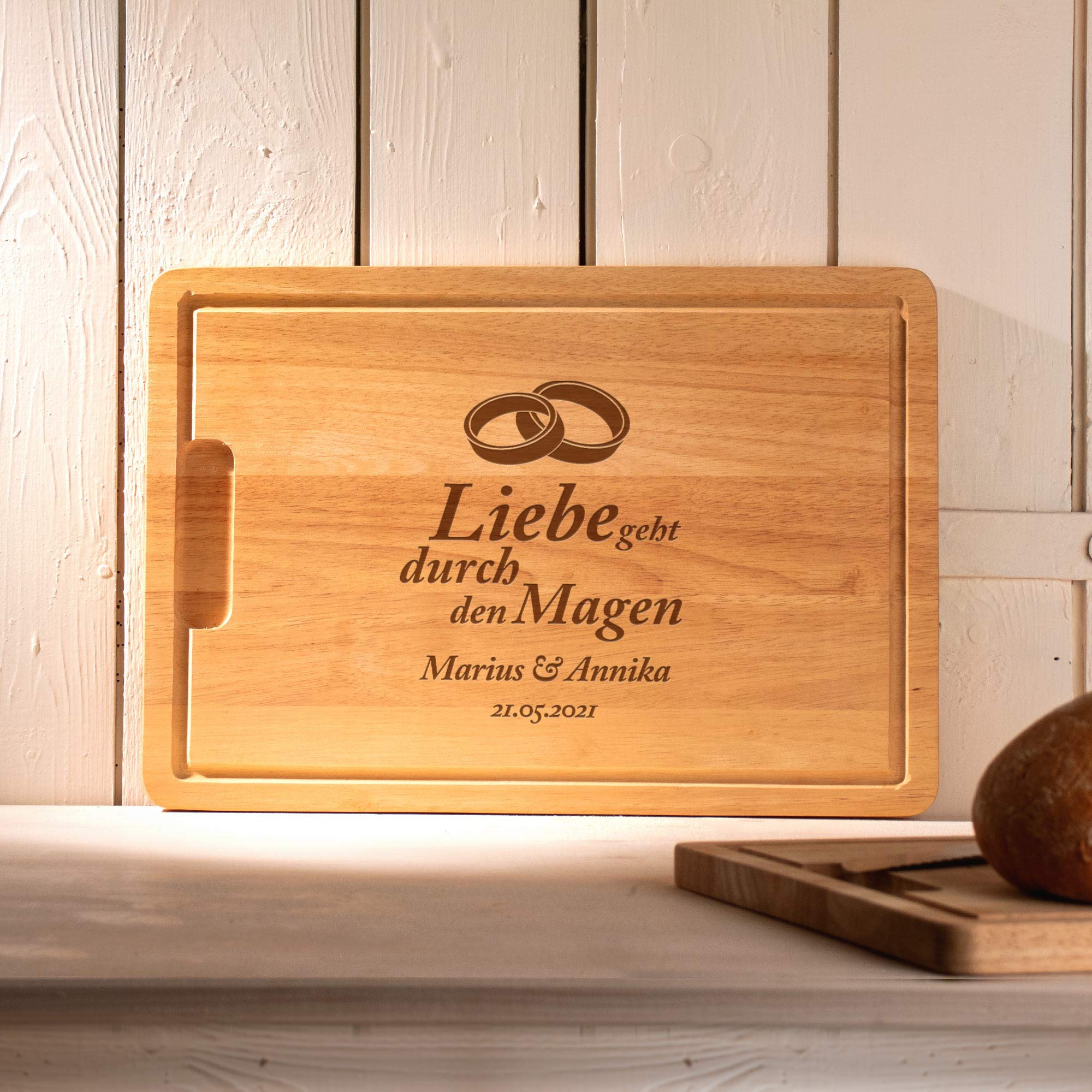 Casa Vivente Schneidebrett mit besonderer Gravur Liebe geht durch den Magen, Motiv Eheringe, Personalisiert mit Namen und Datum, Küchenbrett aus Gummibaumholz mit Saftrille, 40 cm