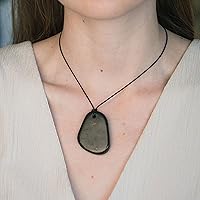 Vista 5 de Karelian Heritage Auténtico collar de piedra de shungita, amuleto redondo con colgante de shungita para protección y meditación curativa de cristal