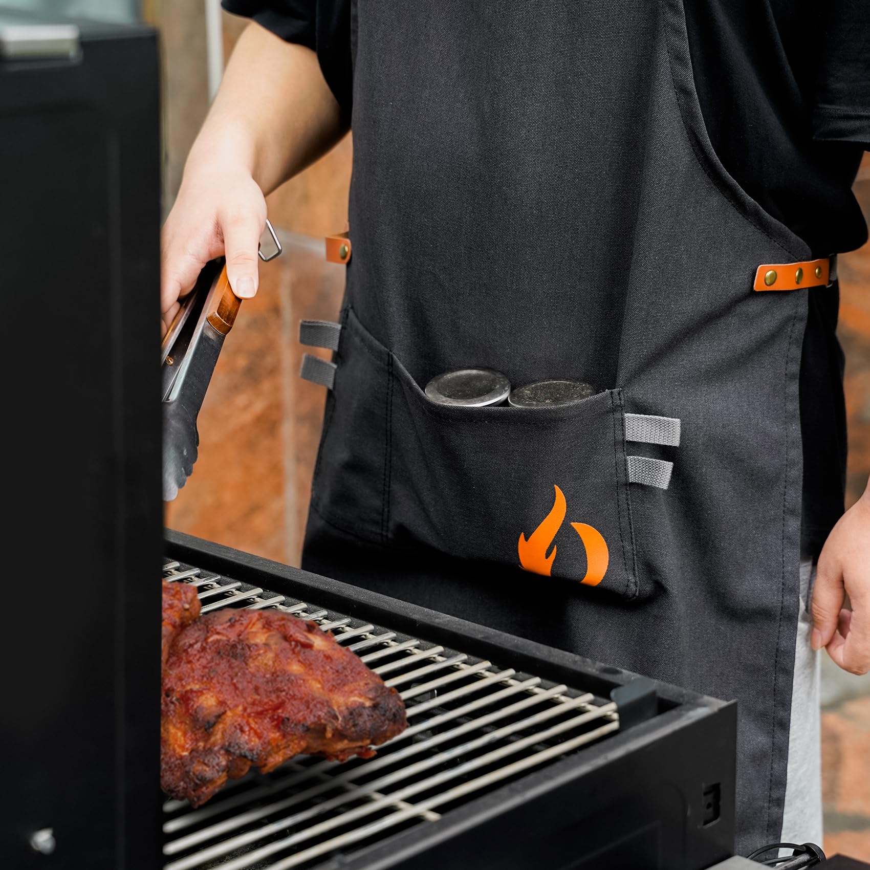 onlyfire Tablier de Barbecue Homme avec 2 Poches, Réglable Étanche Tablier pour BBQ Fête et Jardinage, Cadeaux pour Fête des Pères, Anniversaire et Noël