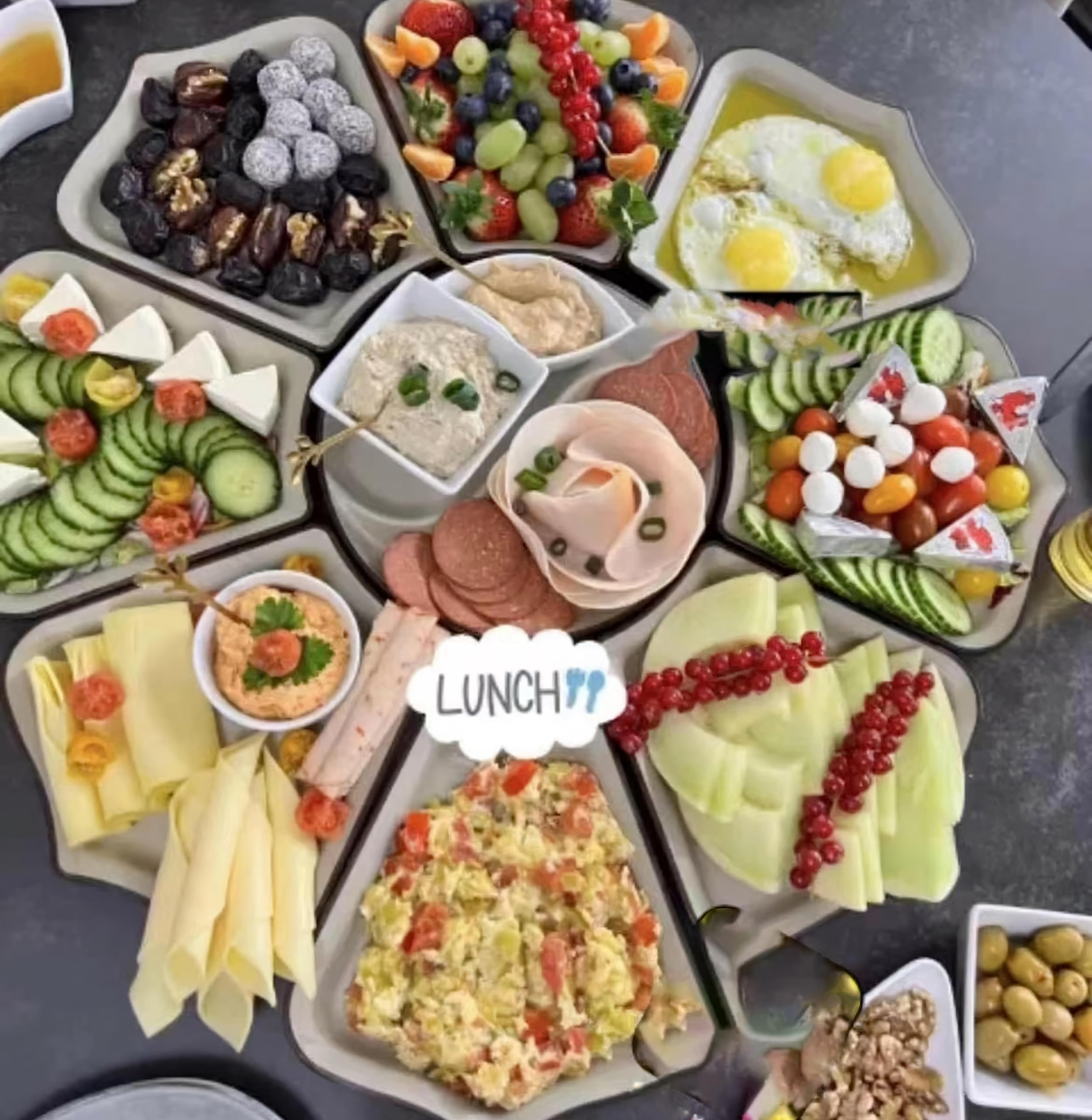 Vassoio componibile a 9 scomparti per feste, piatto da portata come tagliere per formaggi, buffet, panini, snack, sushi, frutta, multifunzionale, riutilizzabile e lavabile in lavastoviglie (marrone)