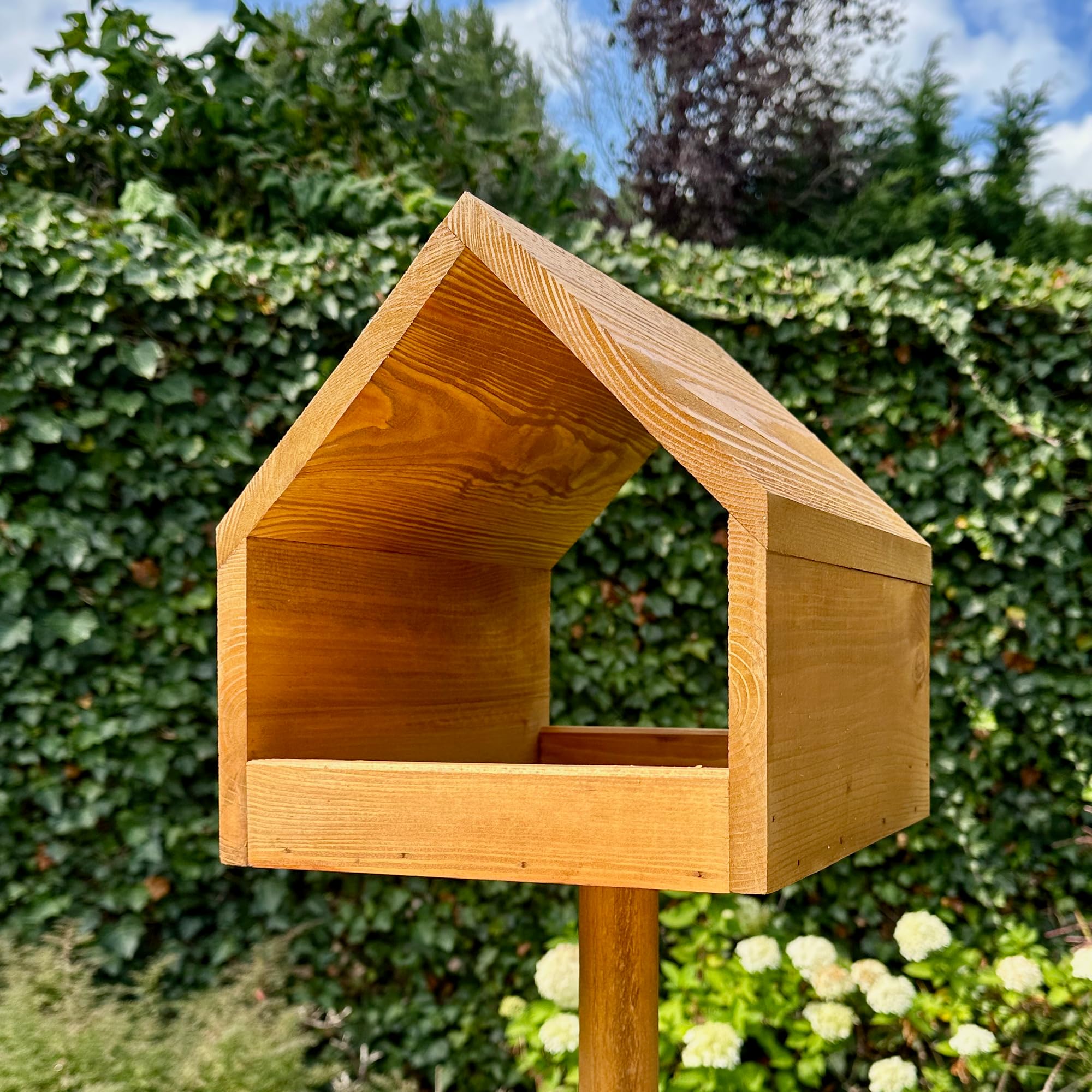 GARTENETAGE Vogelfutterhaus aus Massivholz mit Erdspieß – Wetterfestes Vogelhaus aus Kiefernholz für Wildvögel, stabiles Futterhaus für Garten, Rasen & Terrasse