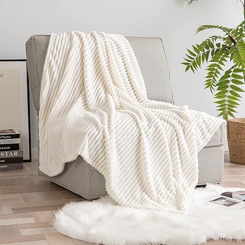 Vista 7 de Miulee.- Manta suave de forro polar con diseño de rayas, ligera, transpirable, para relajarse, la siesta o para dormir. Blanco crema