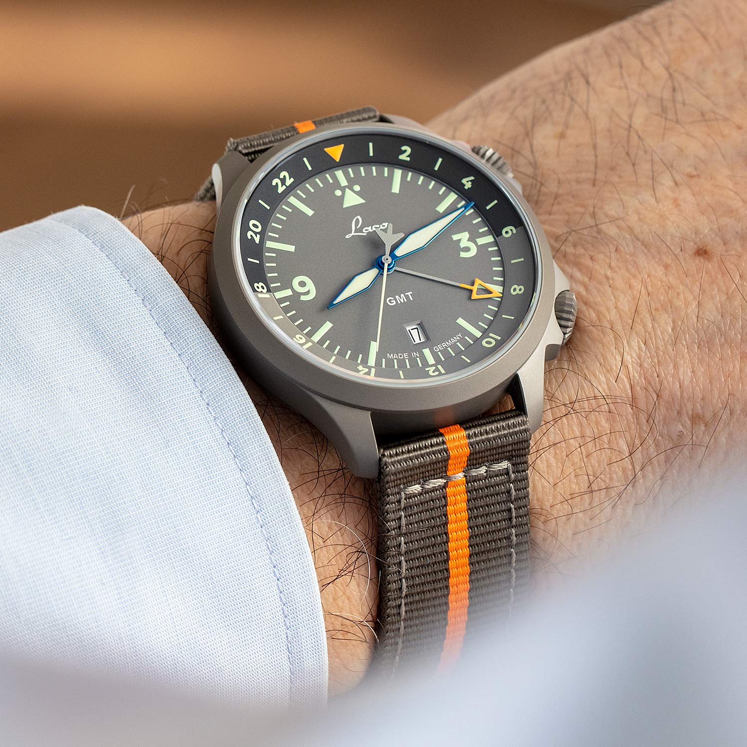 Laco Sondermodell Fliegeruhr Frankfurt GMT Grau Made in Germany – 43 mm Ø hochwertige Automatikuhr – Einzigartige Qualität. Herausragende Verarbeitung – 20 ATM wasserdicht – seit 1925