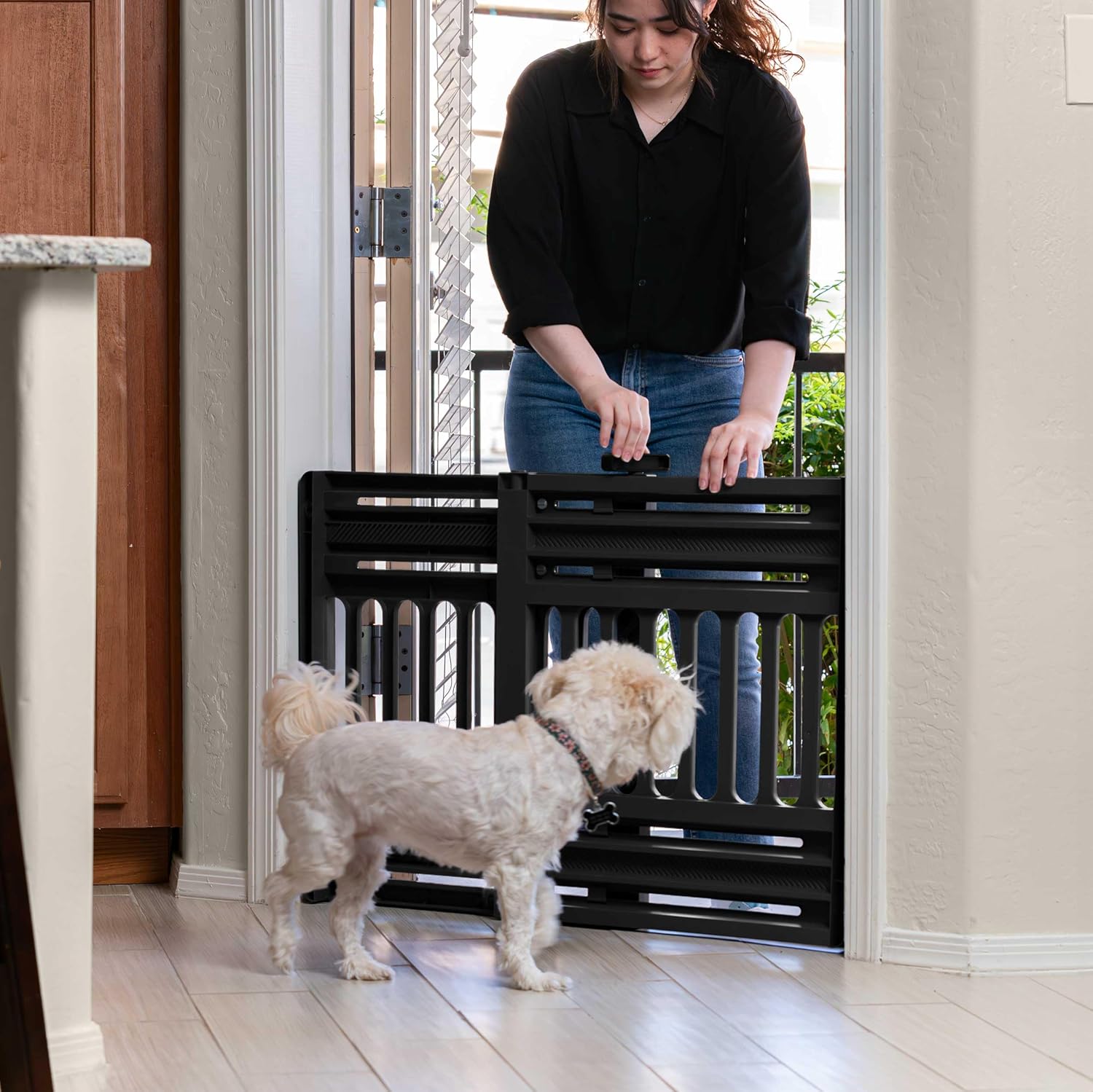 IRIS USA 24"-39" Dog Gate, Adjustable Indoor Pet Barrier, Pet Gate for Puppy, Small Dog, Cat, Easy Twist-to-Lock for Doorways & Stairs, Portable, Expandable, 25" Tall, Black