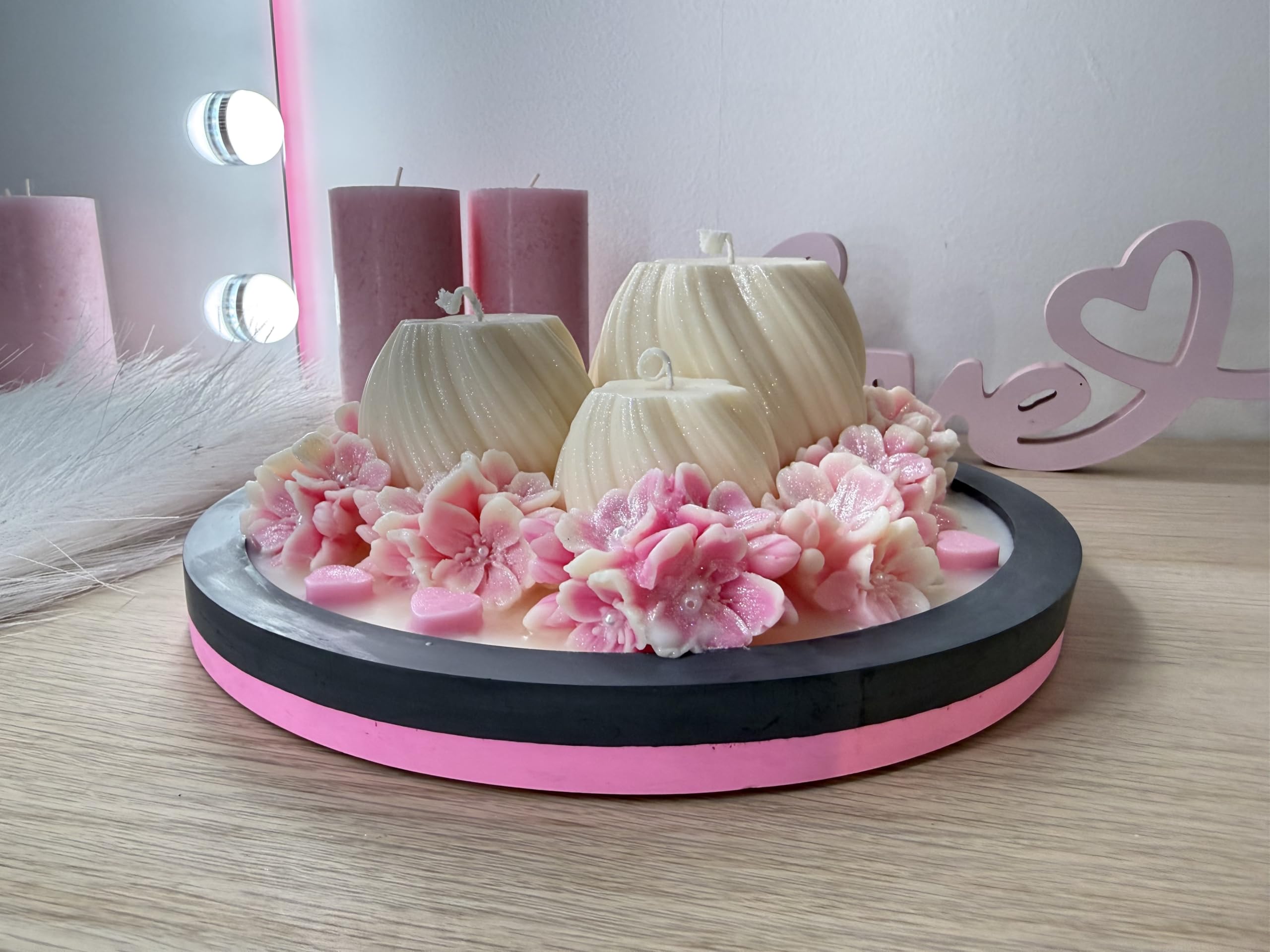 LuRi Design personalisierte XXL Kerzenschale mit 3 Designkerzen – handgegossene Deko-Schale mit Blumenkerzen – individuelles Geschenk zur Hochzeit, Verlobung oder zum Jahrestag