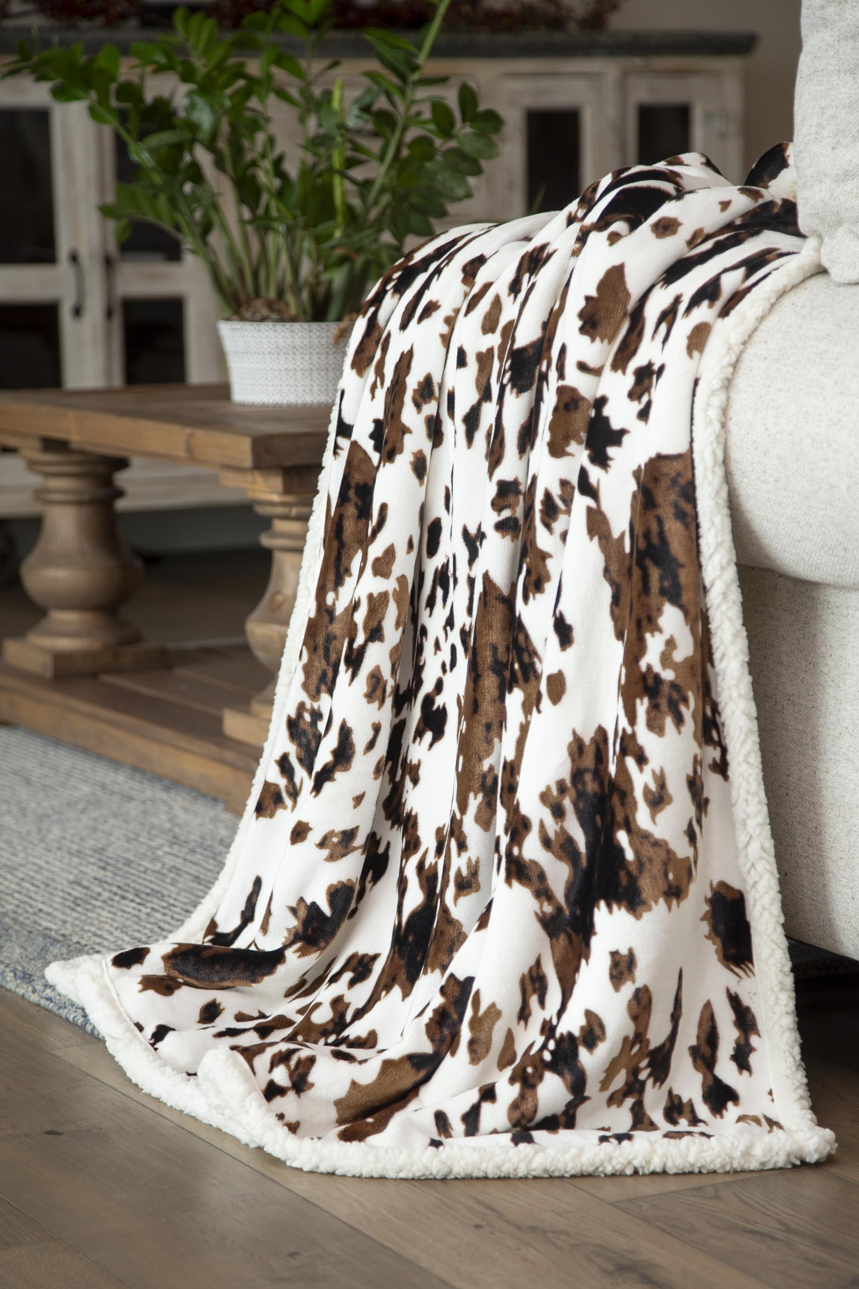 Carstens, INC. Wrangler – Couverture Sherpa Extra pelucheuse en Cuir de Vache Noir et Marron, Taille L 137,2 x 172,7 cm