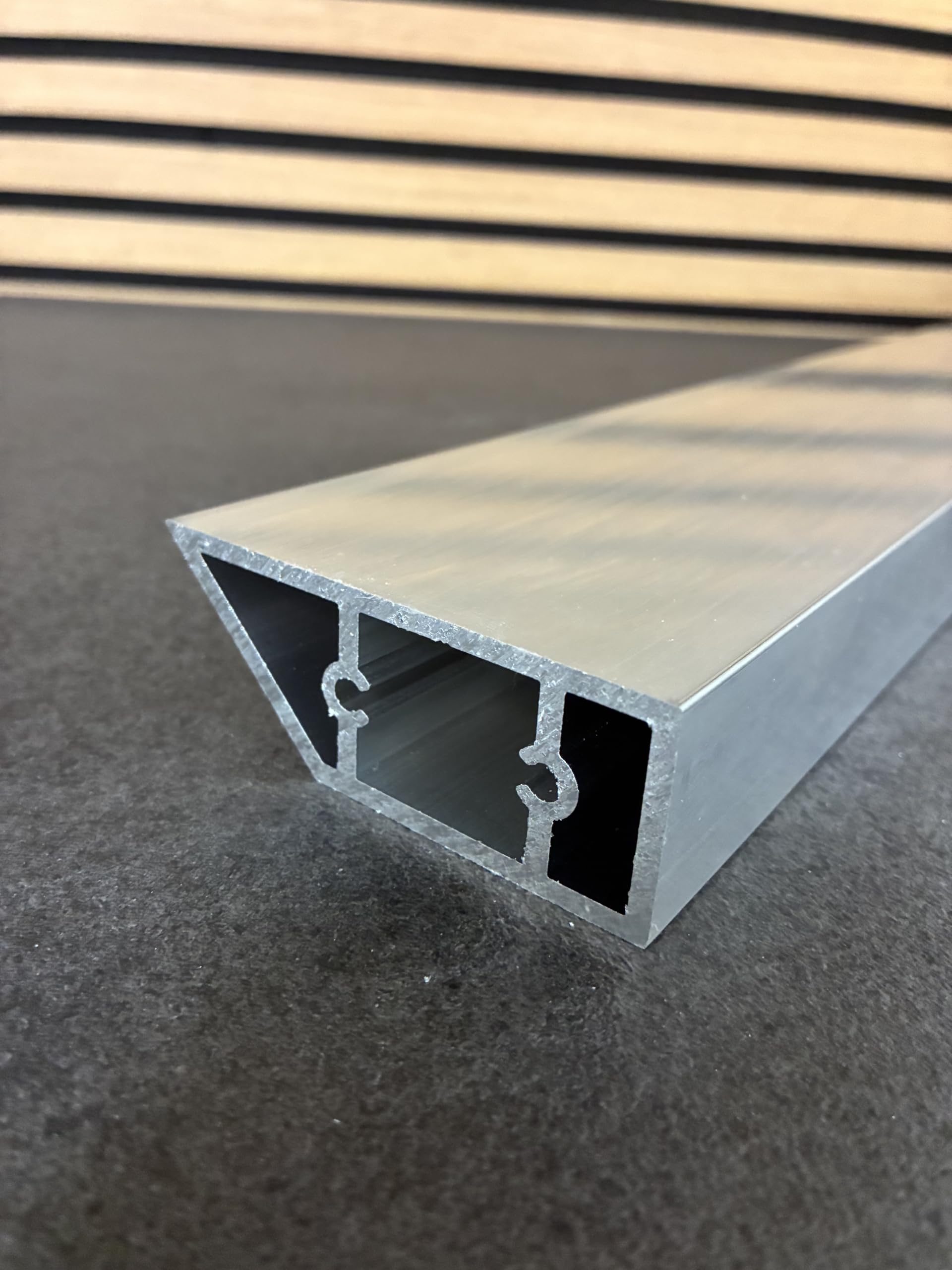 Perfil de aluminio 80 x 30 mm x 2 m, perfil de refuerzo para mesas y encimeras, perfil hueco robusto para muebles y proyectos versátiles