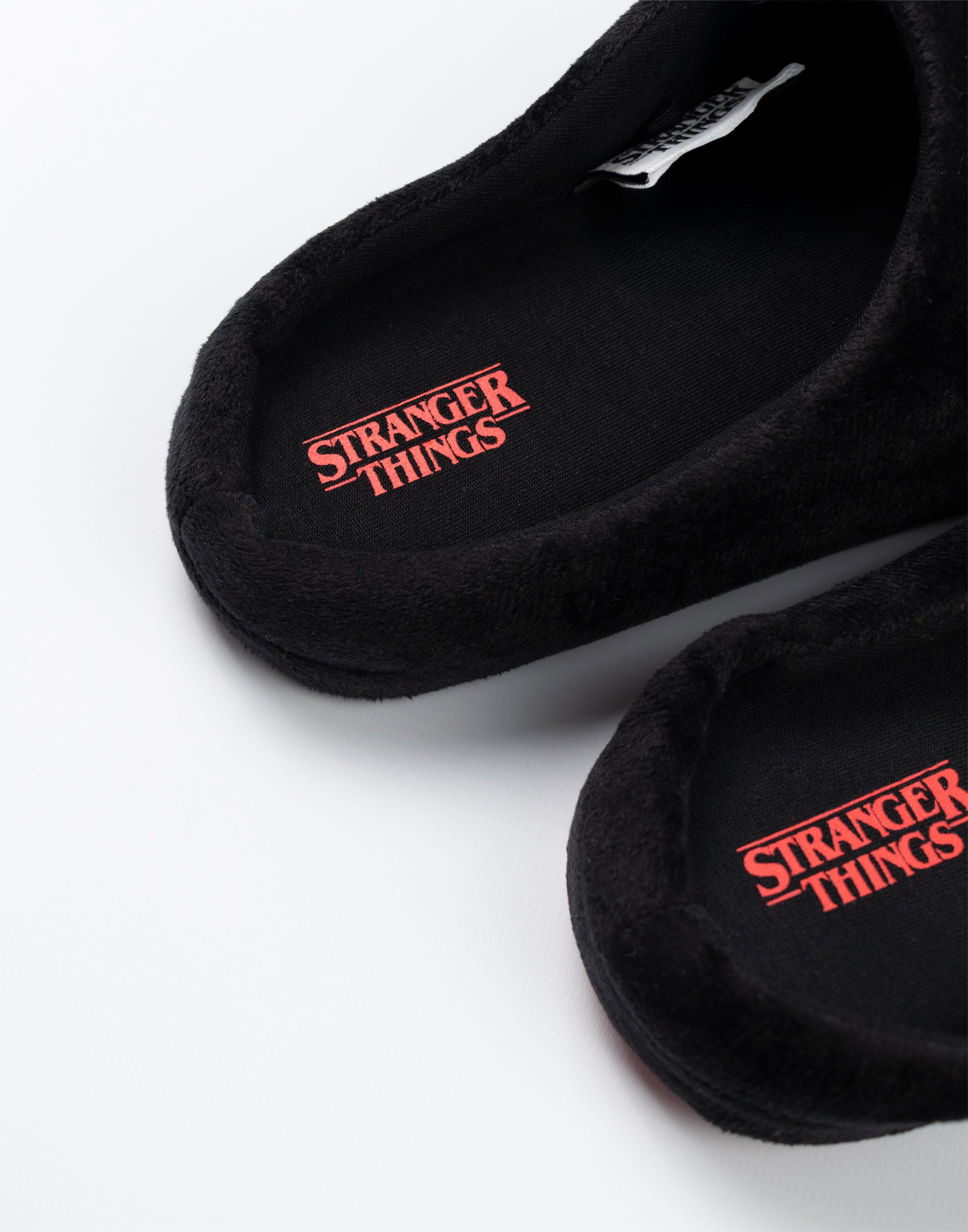 Stranger Things Kapcie unisex z czarnym logo | obuwie do wylegiwania się w pomieszczeniach z motywem programu telewizyjnego | wygodne kapcie do relaksu w domu