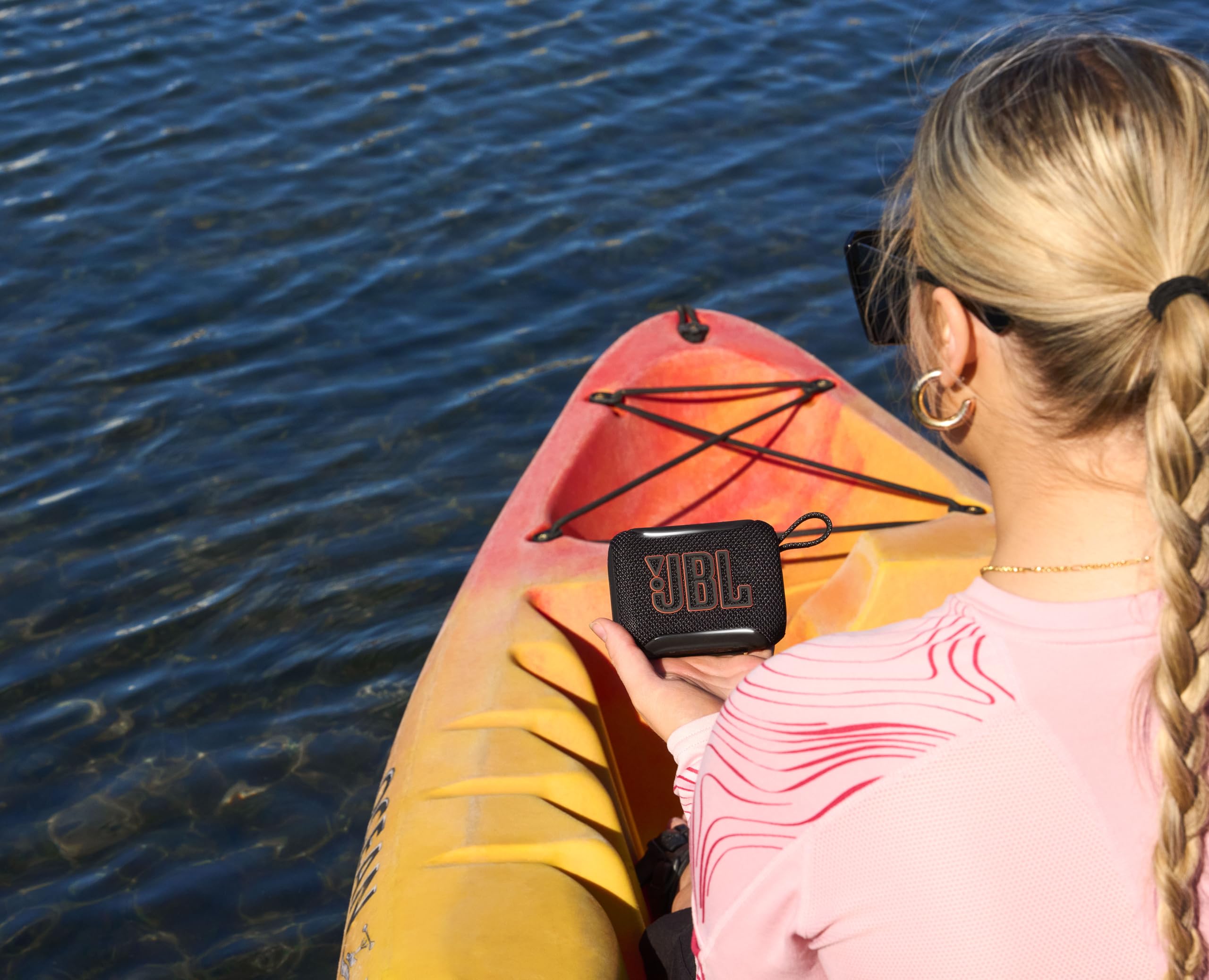 JBL Go 5, Ultraportabler Bluetooth‑Lautsprecher, Wasserdicht, Schwarz | Kraftvoller JBL Pro Sound, AirTouch Pairing, Auracast, Ambient Edge Beleuchtung, und bis zu 10 Stunden Wiedergabezeit