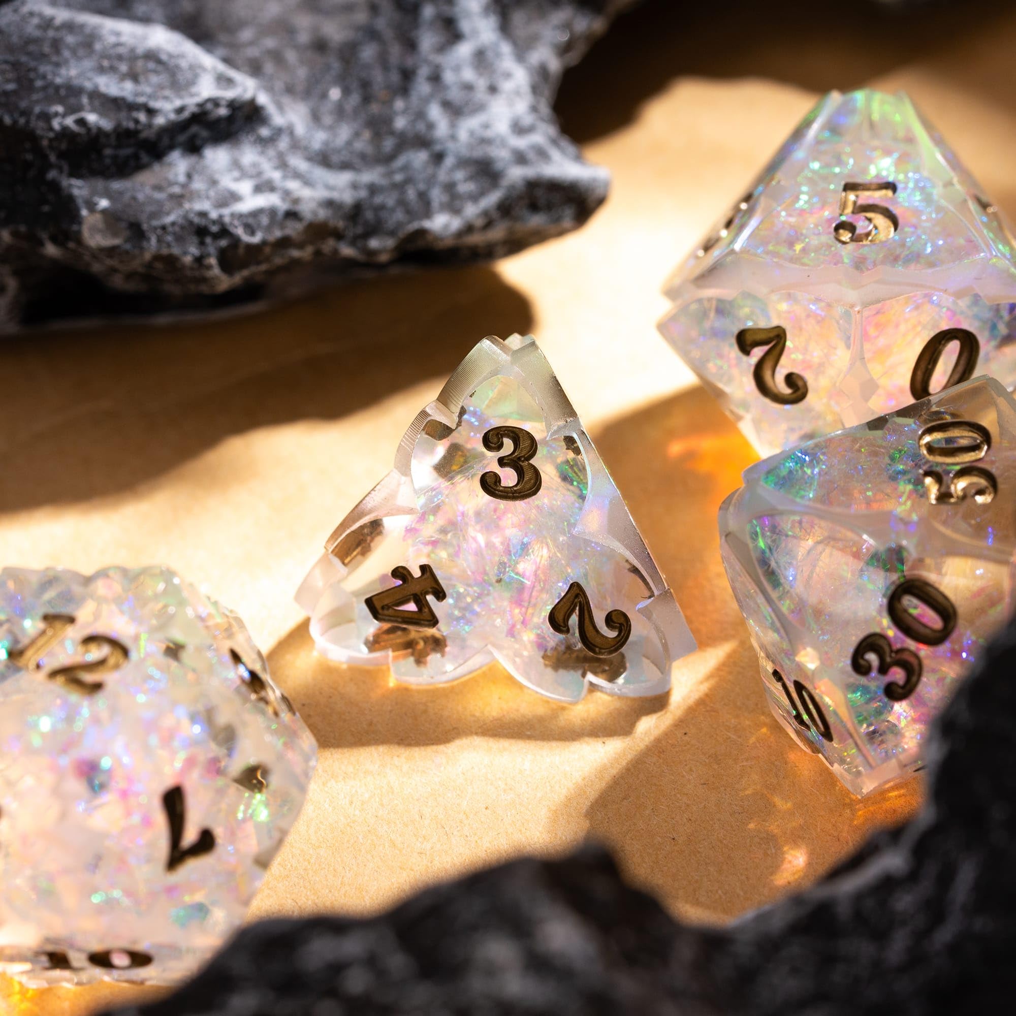 Cusdie Sharp Edge - Juego de 7 dados de trébol DND D&D D20 D12 D10 D8 D6 D4, juego de dados poliédricos hechos a mano para juegos de rol y otros juegos de mesa (transparente)