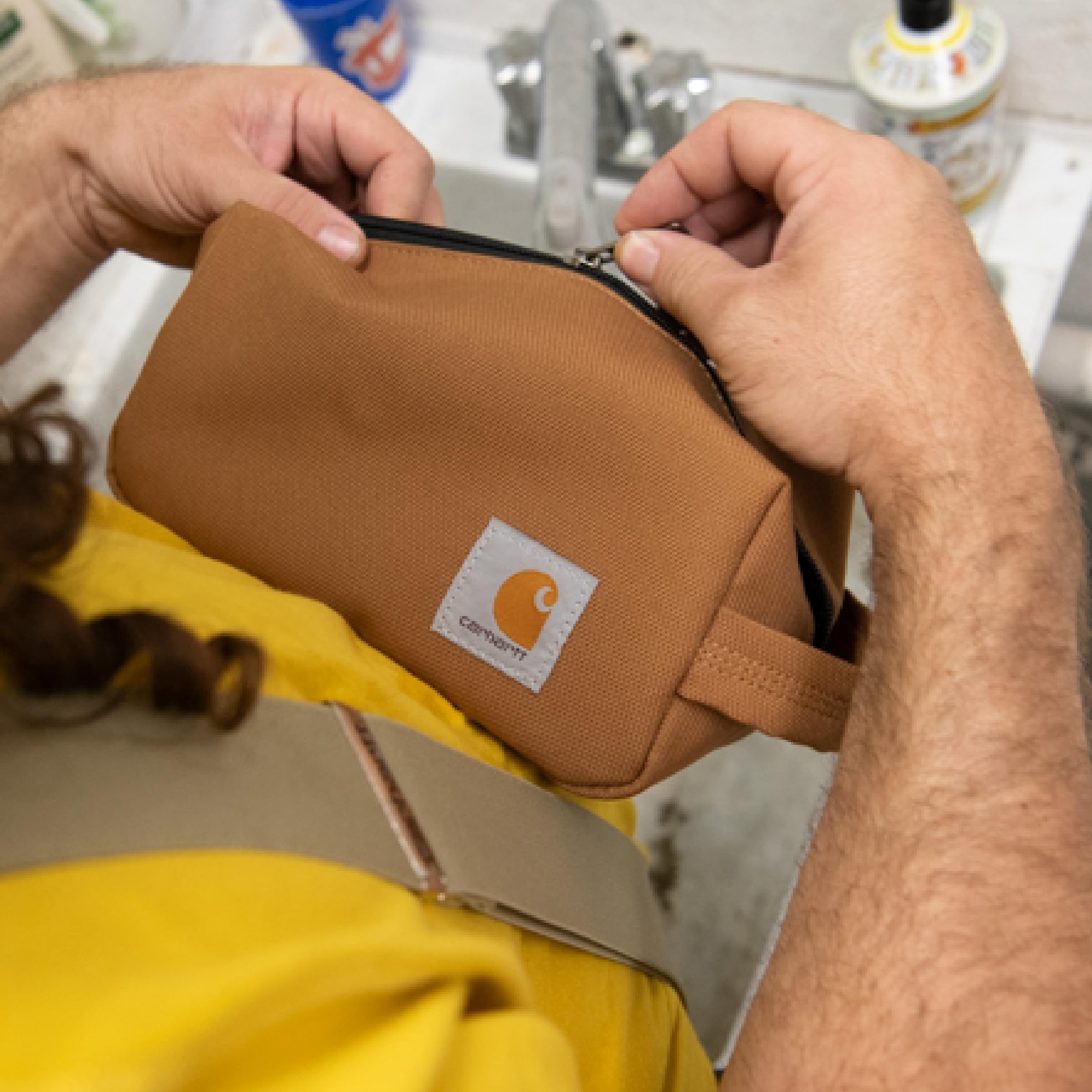 Carhartt Trwały zestaw podróżny, organizuj niezbędne przedmioty za pomocą kosmetyczki bez wodoodporności, kolor czerwony przemysłowy