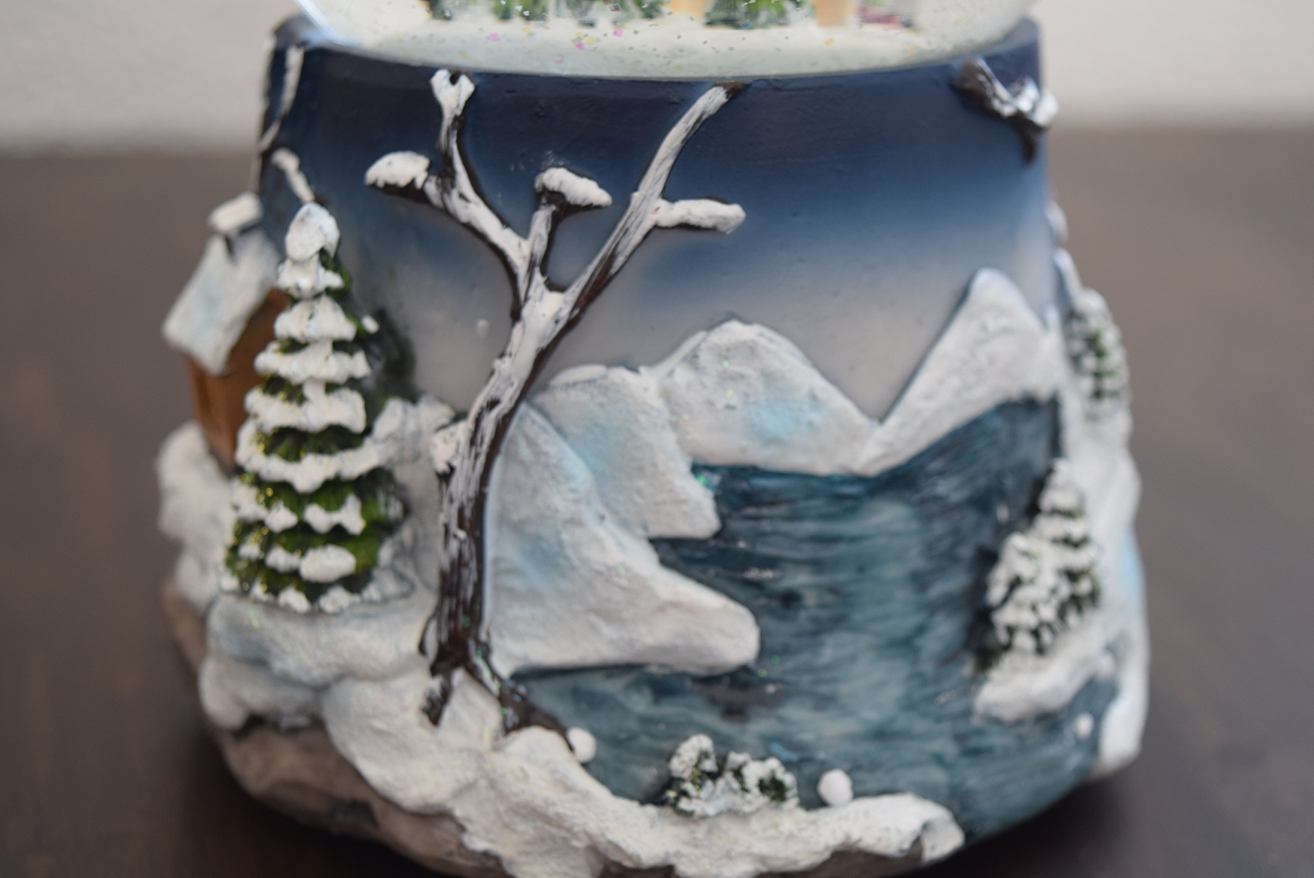 Dekohelden24 Bola de Nieve XXL con rotación, remolinos de Nieve y Sonido, Dimensiones H/B/Ø Bola: Aprox. 19,5 x 13,5 cm/Ø 12 cm.