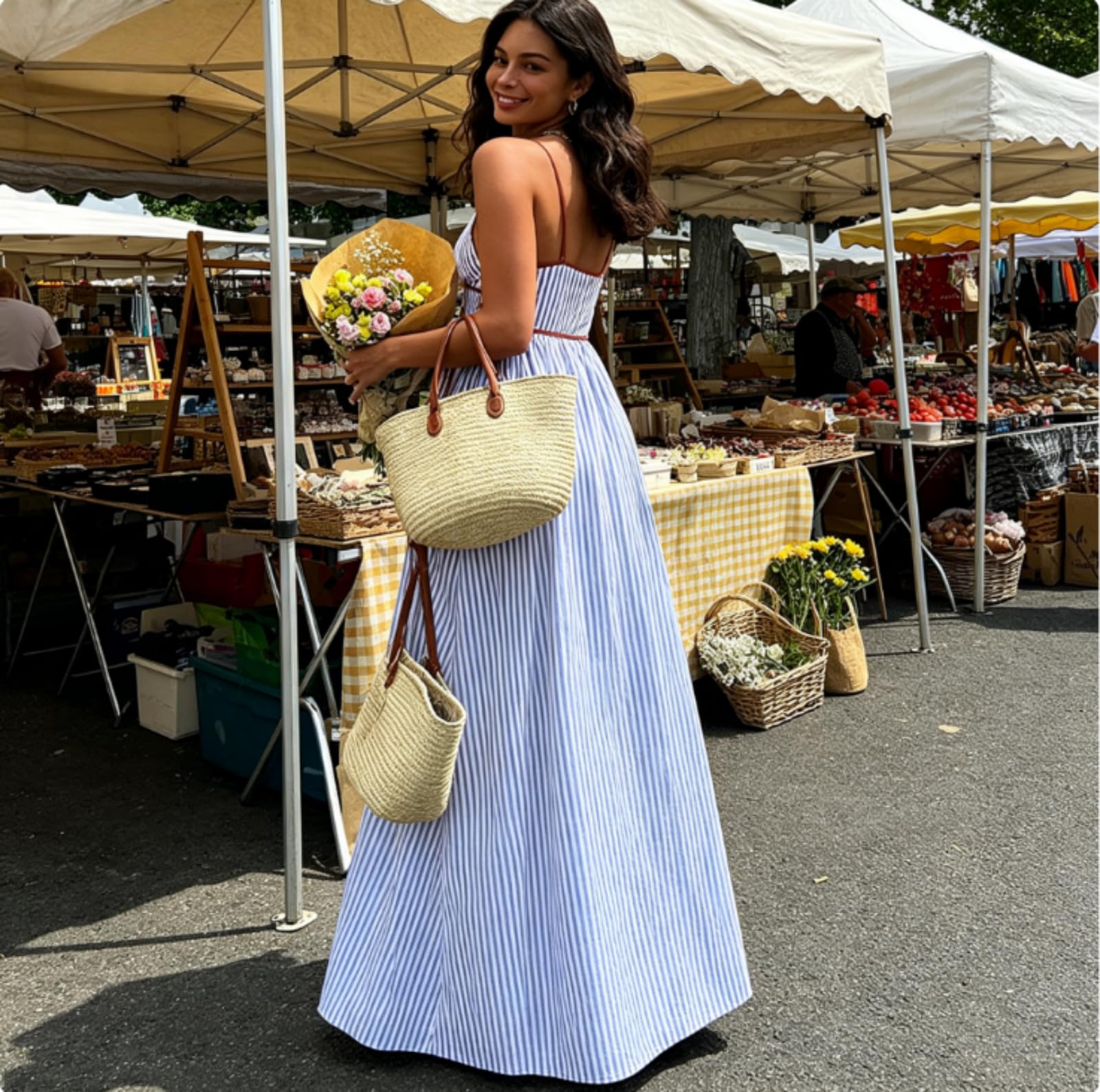 Generico Maxi Abito Estivo Chic a Righe, Scollo a V, Senza Maniche e con Schiena Scoperta; Modello a Linea A con Scollo all'Americana e Spalline Arricciate.