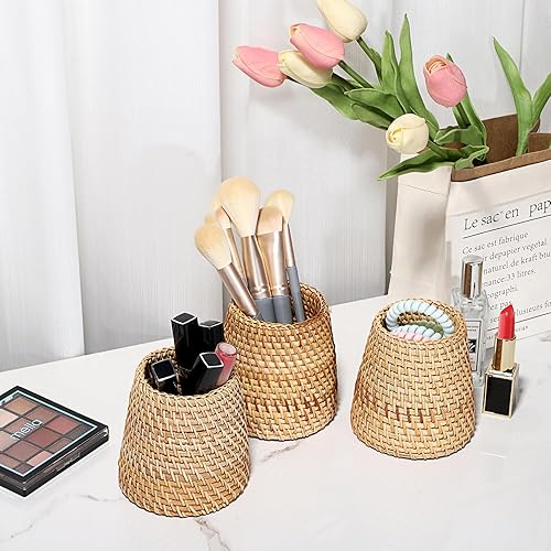 Miniatura 7 de BTSKY Paquete de 3 vasos de ratán, soportes para lápices de escritorio hechos a mano, soporte para brochas de maquillaje, cesta tejida