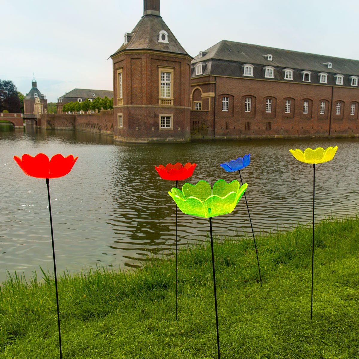 SUNPLAY Sonnenfänger Primel im FARBMIX, 5 Stück zu je 15 cm Durchmesser im Set + 70 cm Schwingstäbe