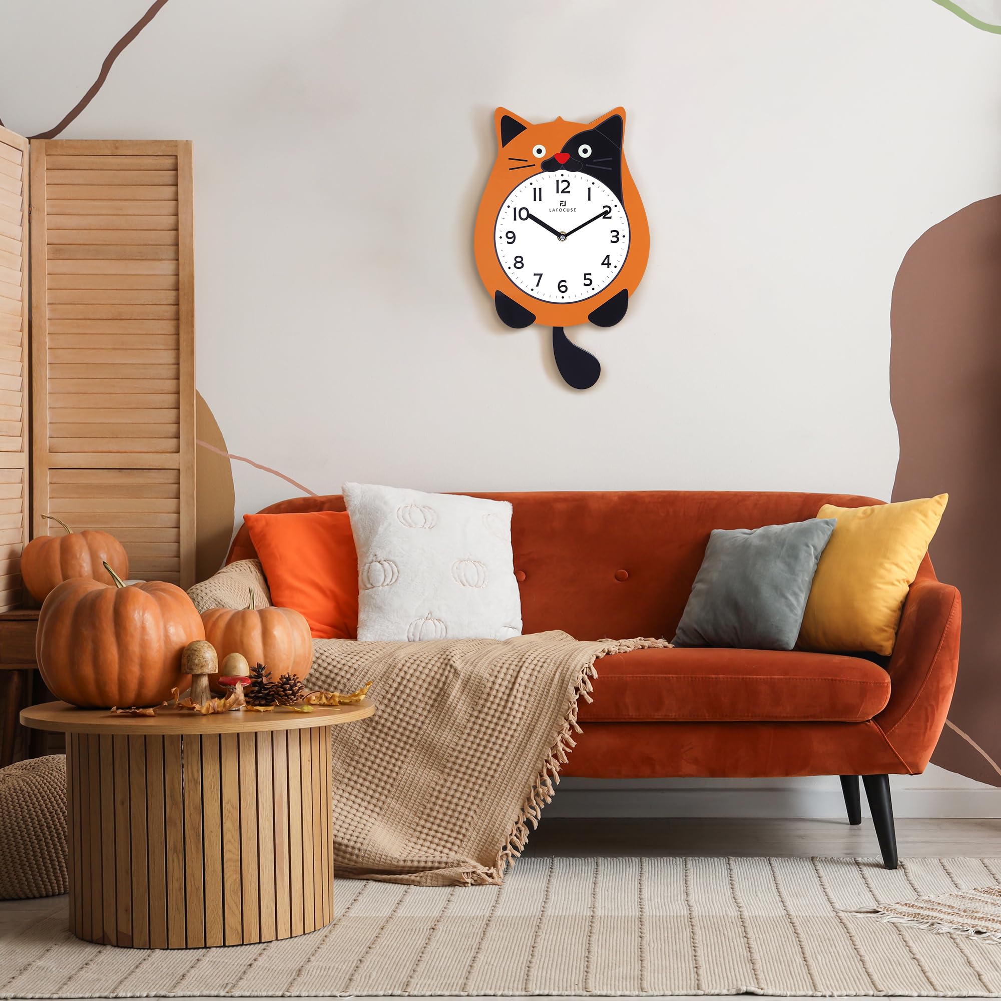 Lafocuse Orologio da Parete Gatto Design Arancione con Pendolo a Coda Mobile, Moderno Orologio da Muro Simpatico Decorativo per Soggiorno Camera da Letto Bambini, 40 x 23.5cm