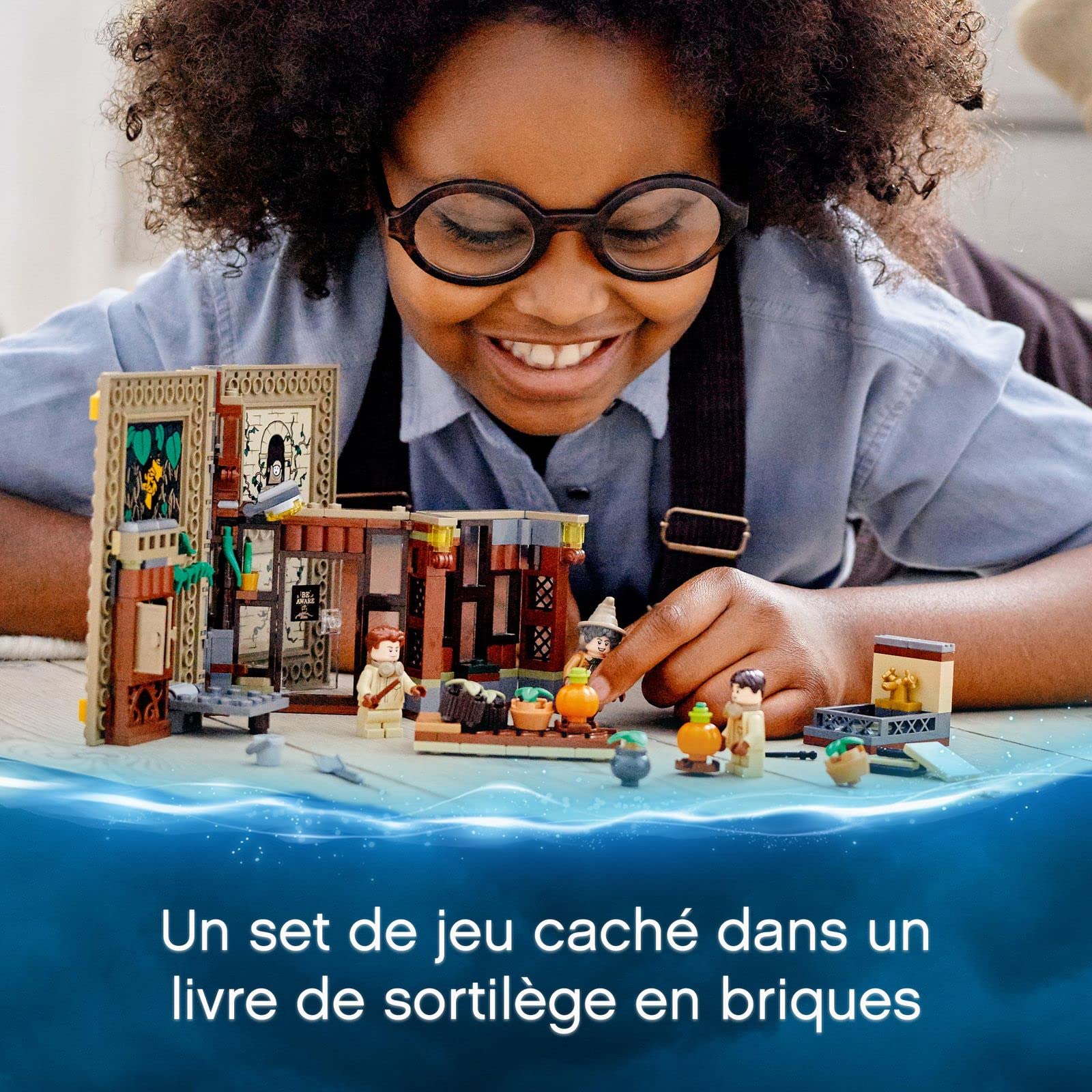 LEGO 76384 Harry Potter Poudlard : Le Cours de botanique, Livre de Collection de la Classe d'herboristerie, Mallette de Voyage
