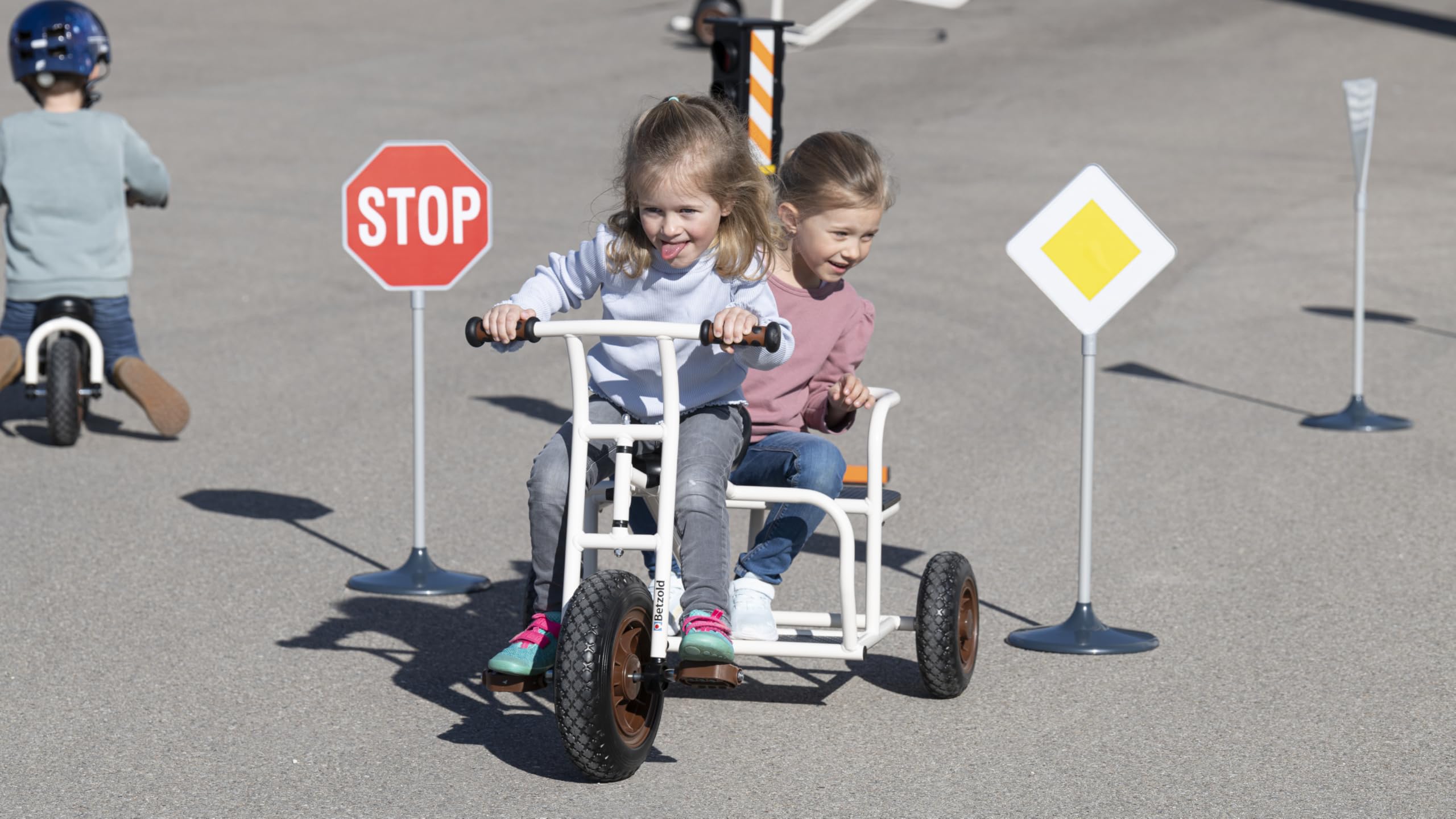 Betzold - Dreirad „BuddyPlus" - Kinder-Fahrzeug mit 3 Sitzen, Trittbrett und Armlehnen