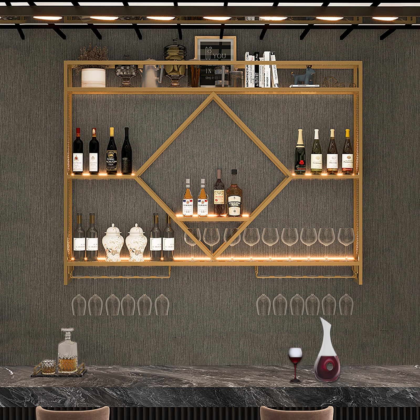 Étagère à vin murale dorée pour sublimer votre apéritif en cuisine