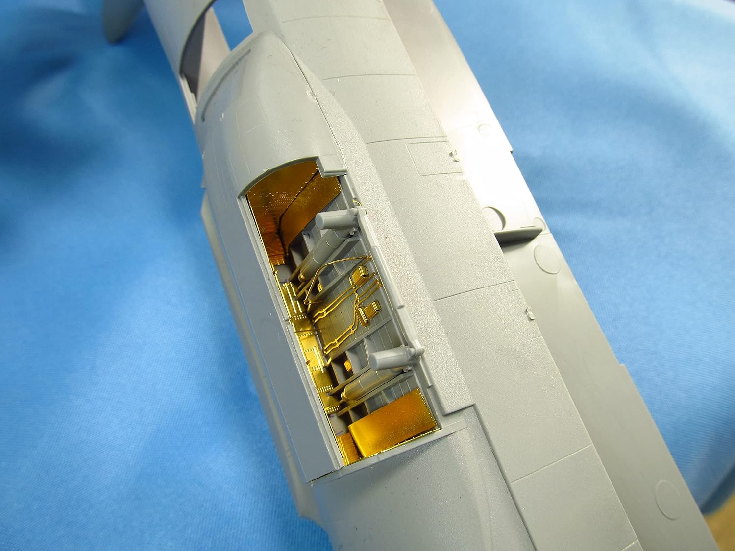 MD7219-1/72 - C-130. Wheel Bays (Zvezda) Scale Model kit