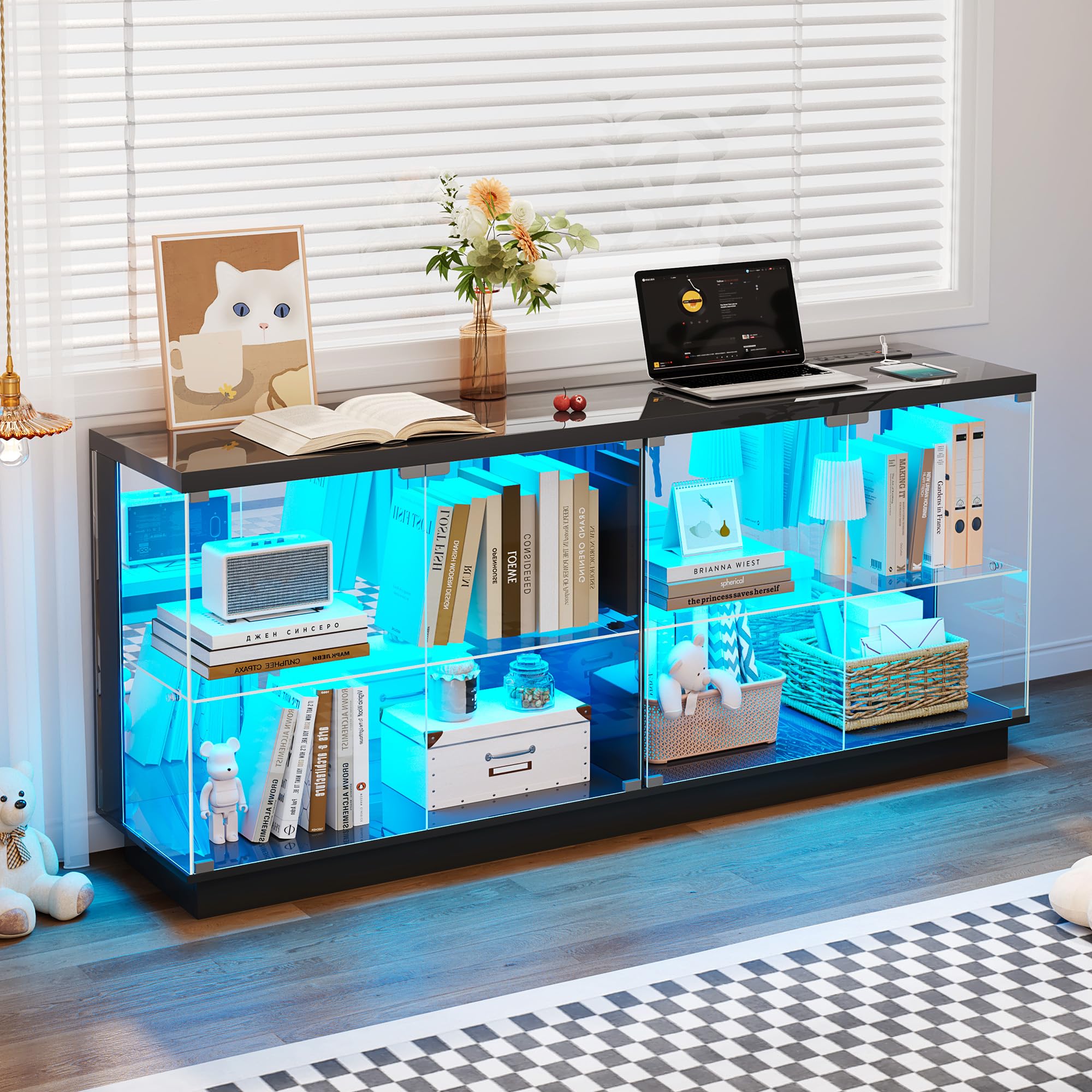 Gurexl RGB Glasvitrine mit LED Beleuchtung und Steckdosen,Niedriges Glas Vitrine mit Menschlicher Sensor und Verstellbare Glasböden,Glas Sideboard mit USB für Wohnzimmer,Schlafzimmer,Schwarz