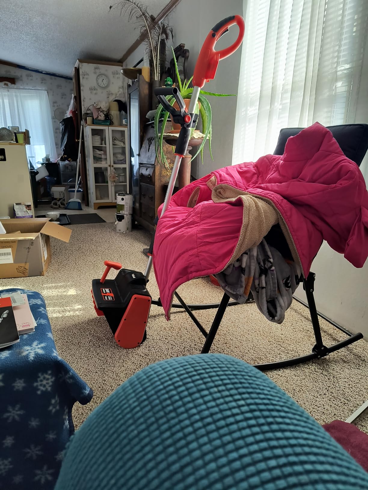 VOLTASK Cordless Snow Shovel, 24V | 13-Inch | 4-Ah Cordless Snow Blower, Battery Snow Blower with Directional Plate & Adjustable Front Handle (4-Ah Battery & Quick Charger Included) photo review