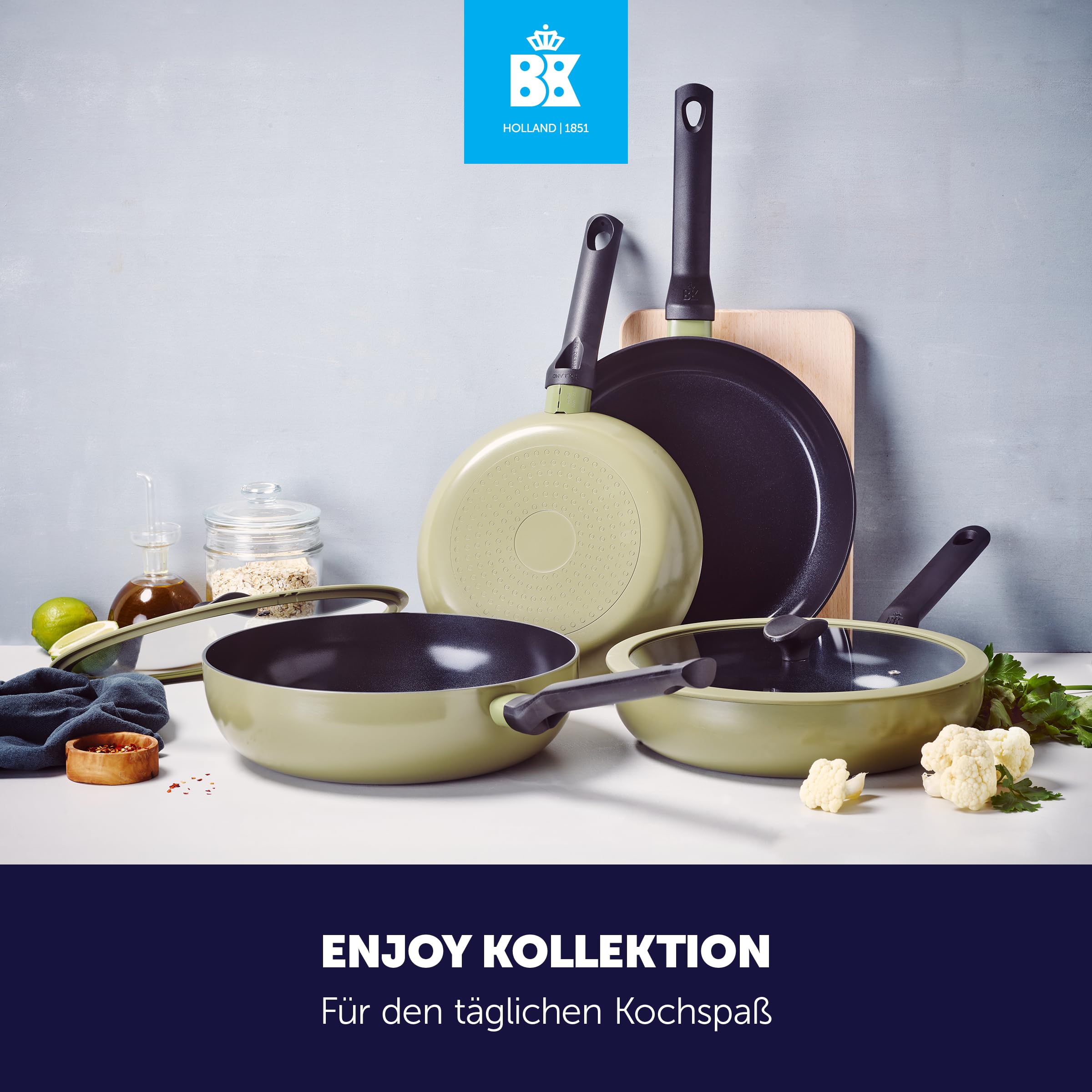BK Enjoy - Padella antiaderente in ceramica con coperchio, Ø 28 cm/3,4 l, senza PFAS, adatta al forno fino a 160 °C, lavabile in lavastoviglie, riscaldamento rapido, manici freddi, verde oliva