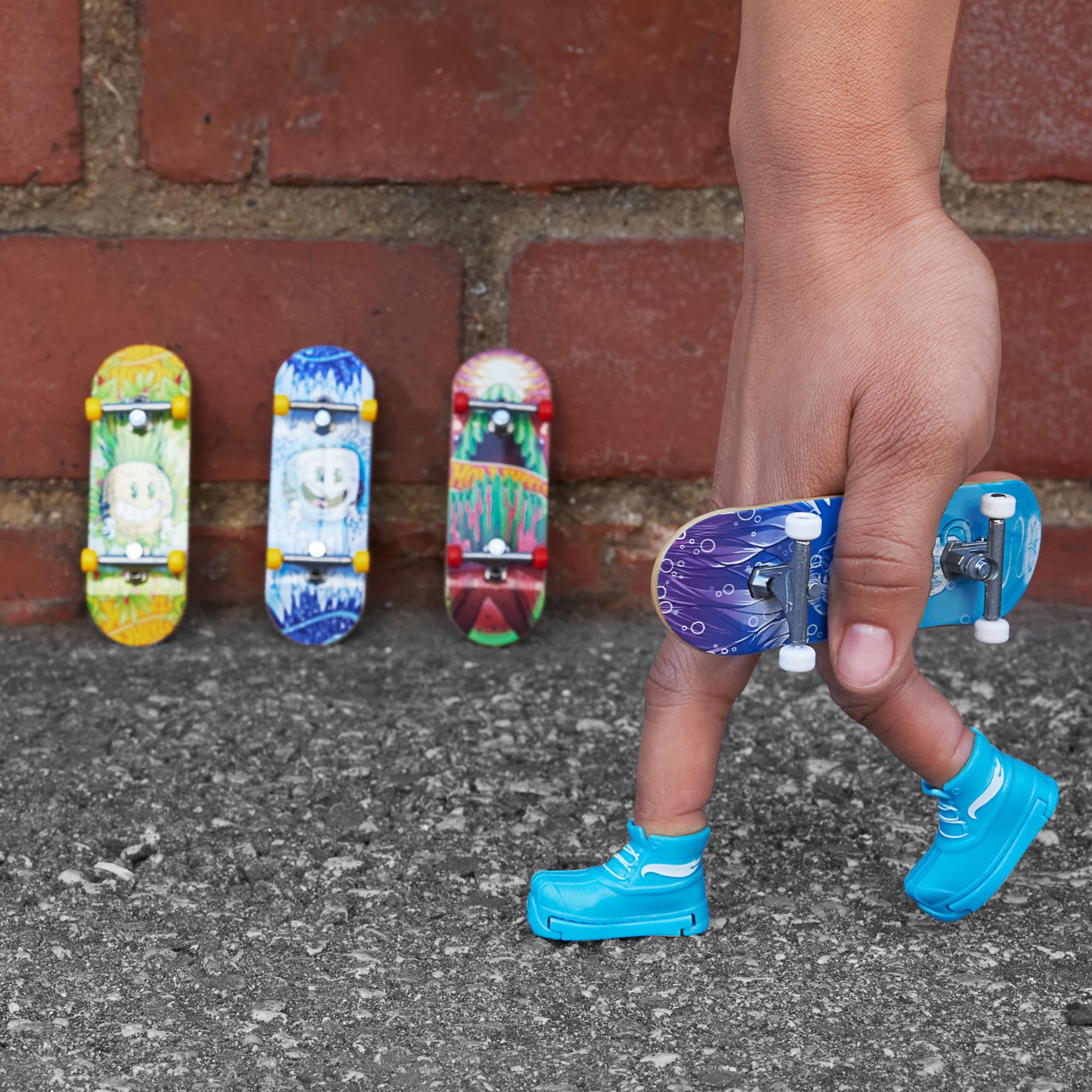 Hot Wheels Skate - Pacchetto Skate Profumati, include 2 tavole fingerboard esclusive 1 paio di scarpine da skate, 2 contenitori profumati, giocattolo per bambini, 5+ anni, HWV21