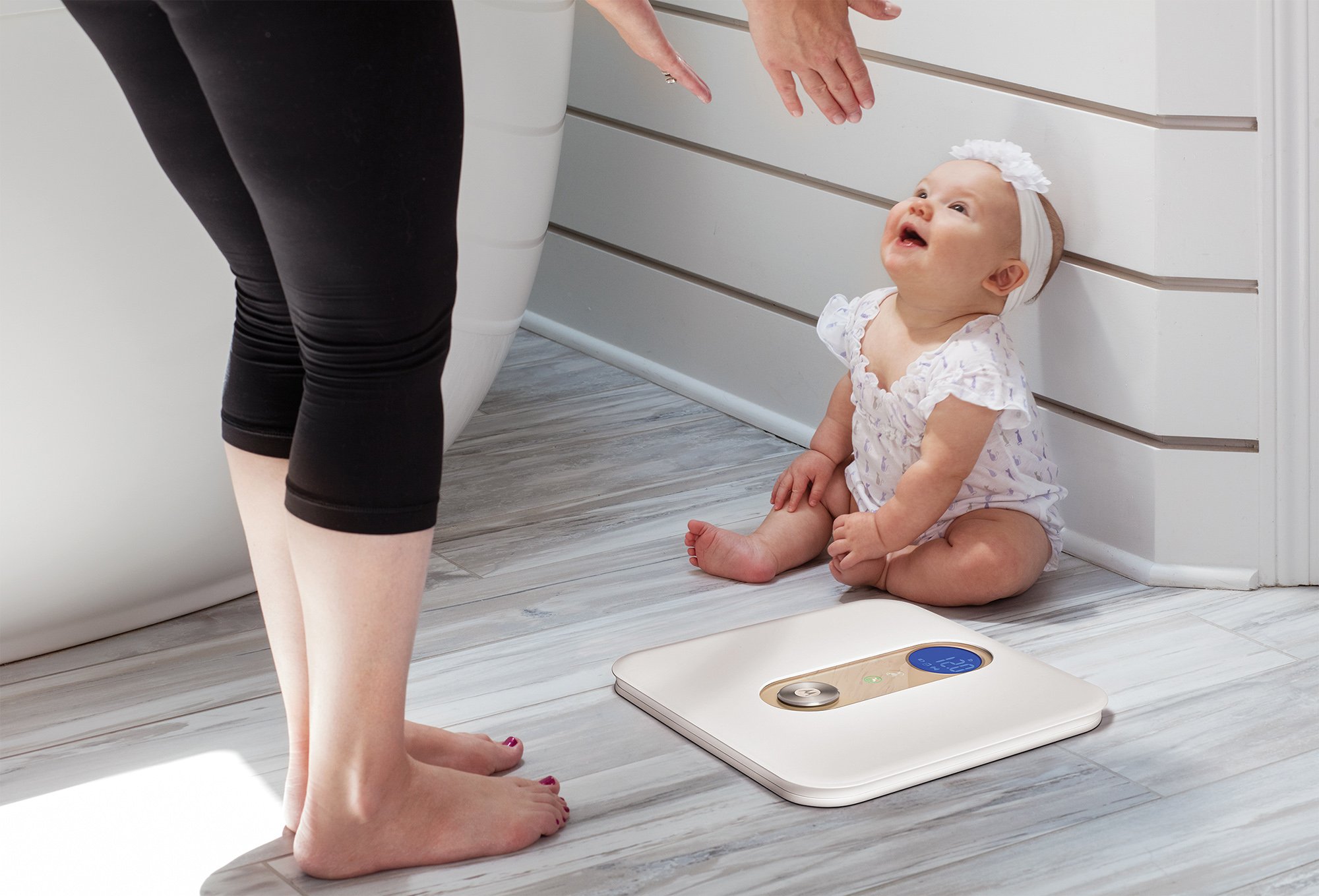 Motorola Baby Smart Nursery Baby & Me Scale - Balance pèse-bébés connectée avec bluetooth pour le bébé et le reste de la famille, couleur blanc
