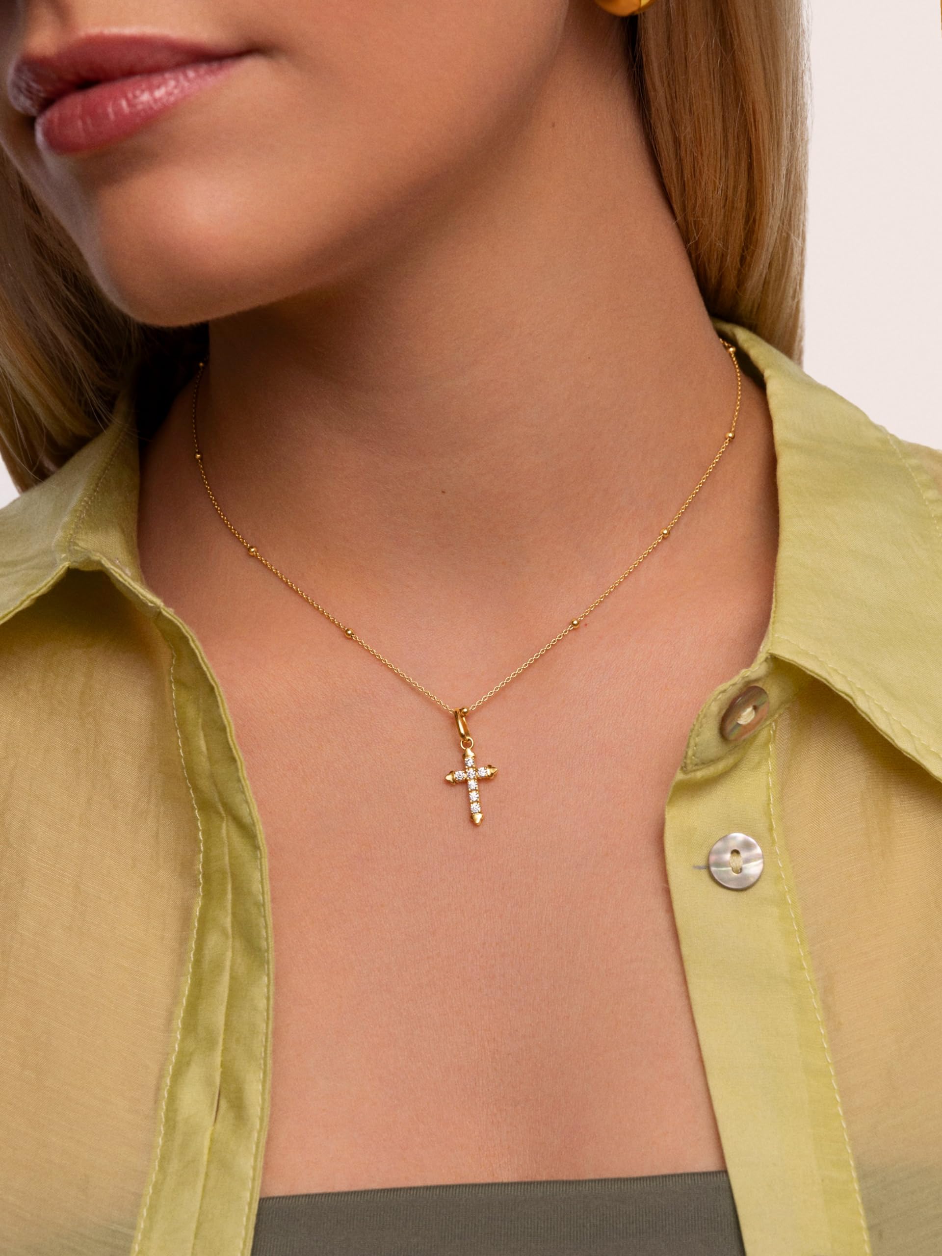 SINGULARU - Charm Penélope. Plata de Ley con acabado en Baño Oro de 18Kt o Rodio y Circonitas. Colgante con Motivo Cruz y Cierre asa. Joyas para Mujer