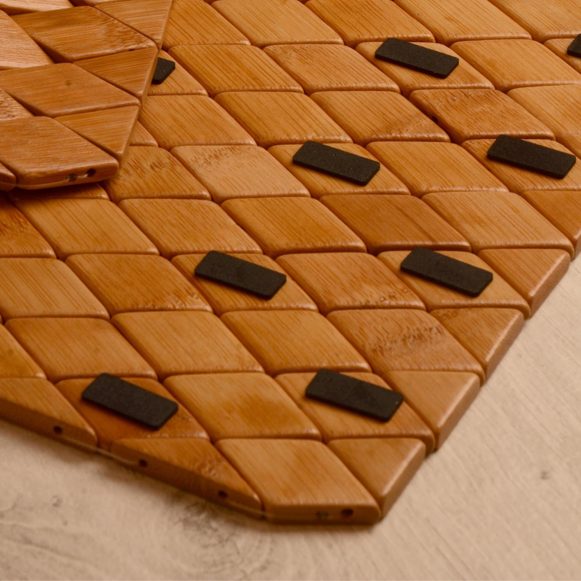 45x70 cm Baklava Desen Bambu Banyo Matı | Kaymaz Doğal Ahşap Banyo Paspası | Suya Dayanıklı Dekoratif Banyo ve Ev Matı