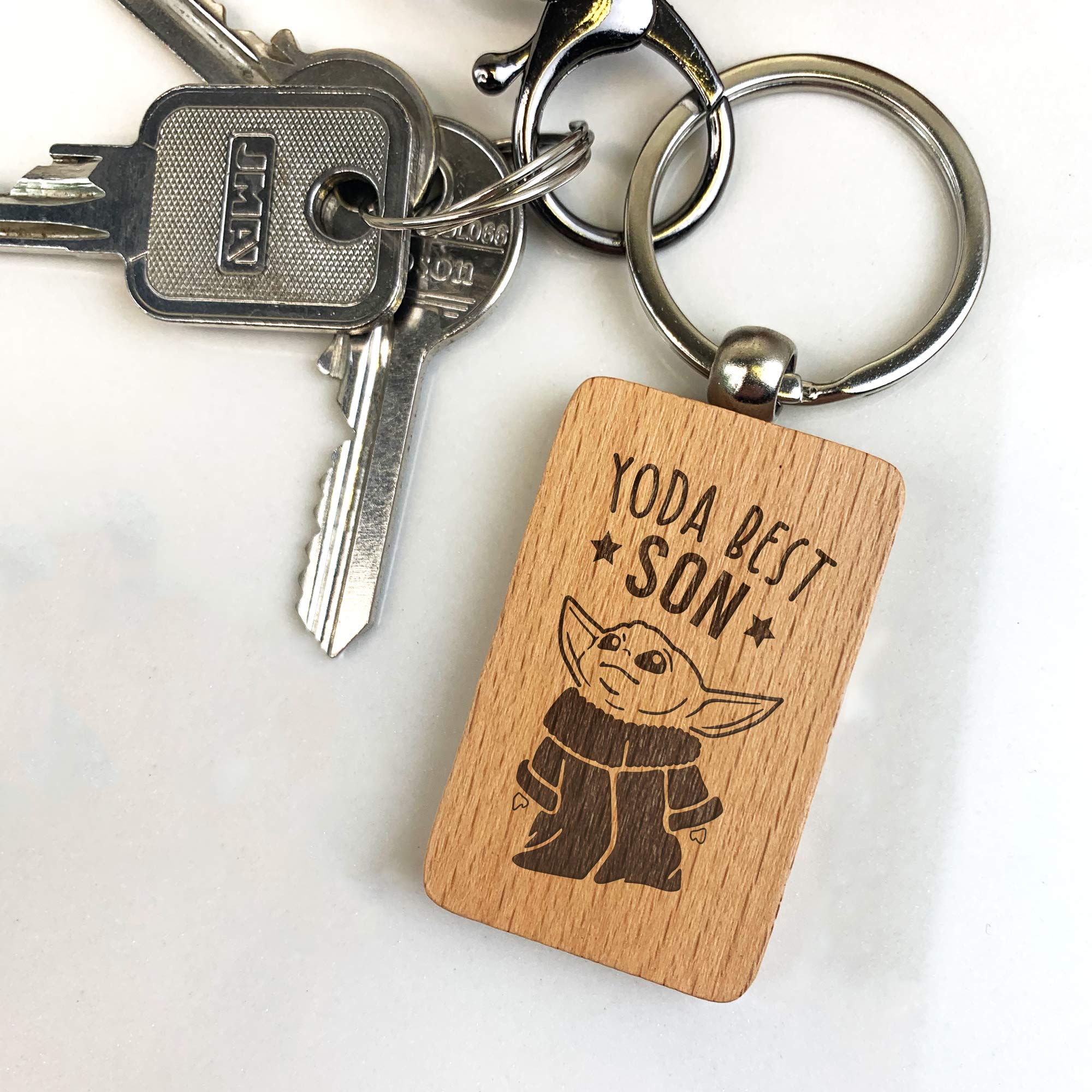 eBuyGB Personalised Wooden Rectangle Keyring, Star Wars Themed Engraved Baby Yoda Keychain, Funny Gifts for Son from Mum & Dad (Yoda Best Son)