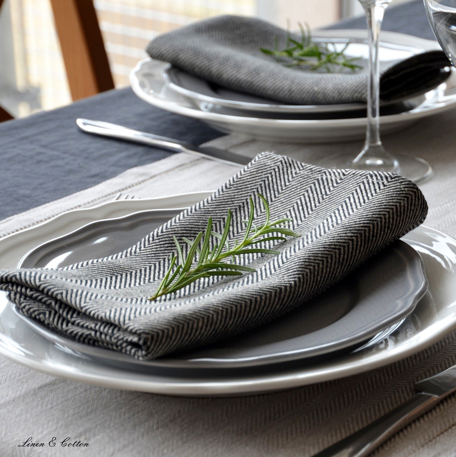 Linen & Cotton Lusso Set di 4 Tovaglioli da Tavola Oska in Tessuto - 100% Lino, Nero Beige (47 x 47 cm) Tovaglioli di Stoffa Decorazione della Tovaglia Tavolo da Pranzo per Feste Compleanno Banchetto