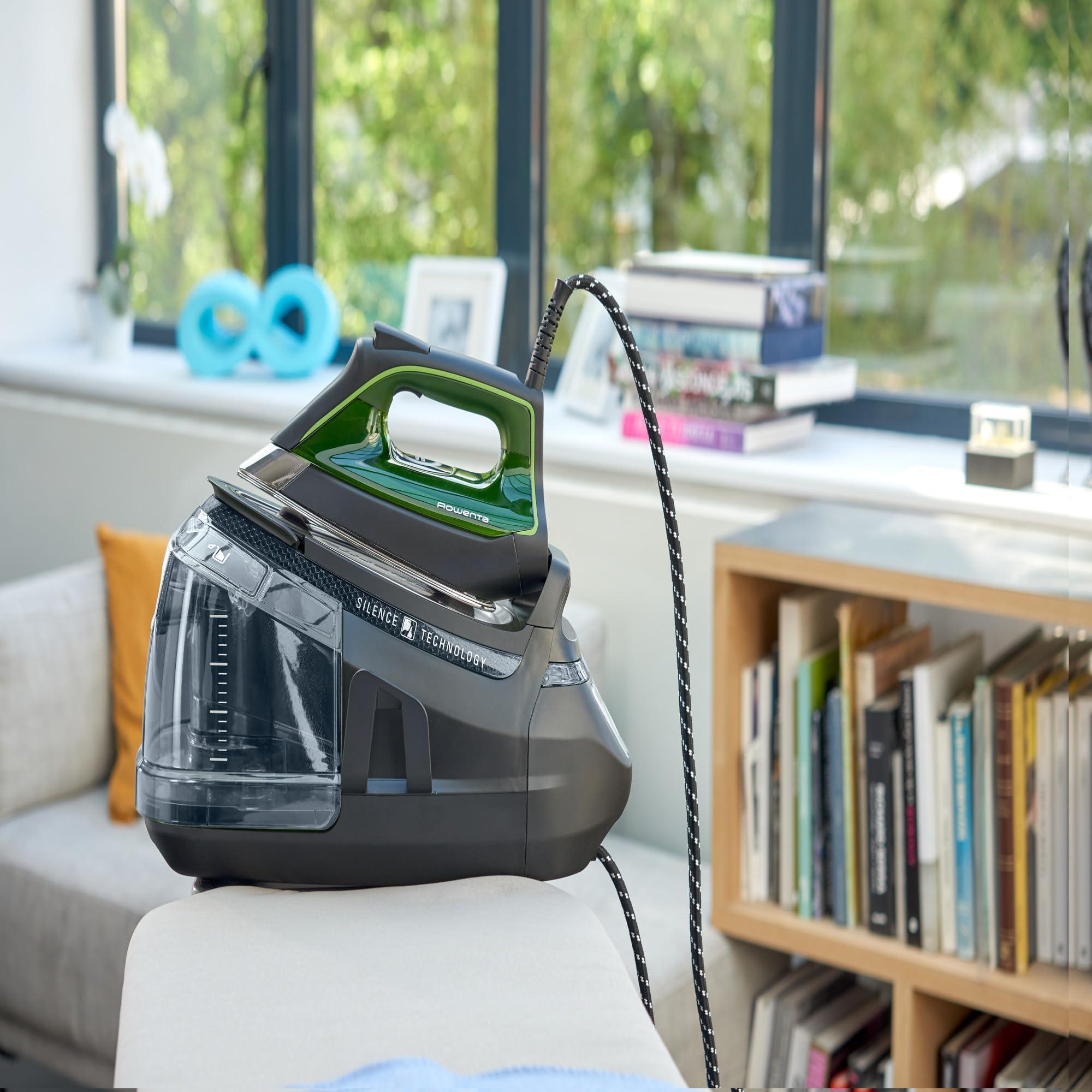 Rowenta DG9248 Silence Steam PRO Ferro da Stiro con Caldaia Silenziosa, Pressione Fino a 8 Bar, 2800 W, 1.3 Litri, Colpo Vapore 600 g/min, Ferro da Stiro a Vapore con Tecnologia Eco Intelligence