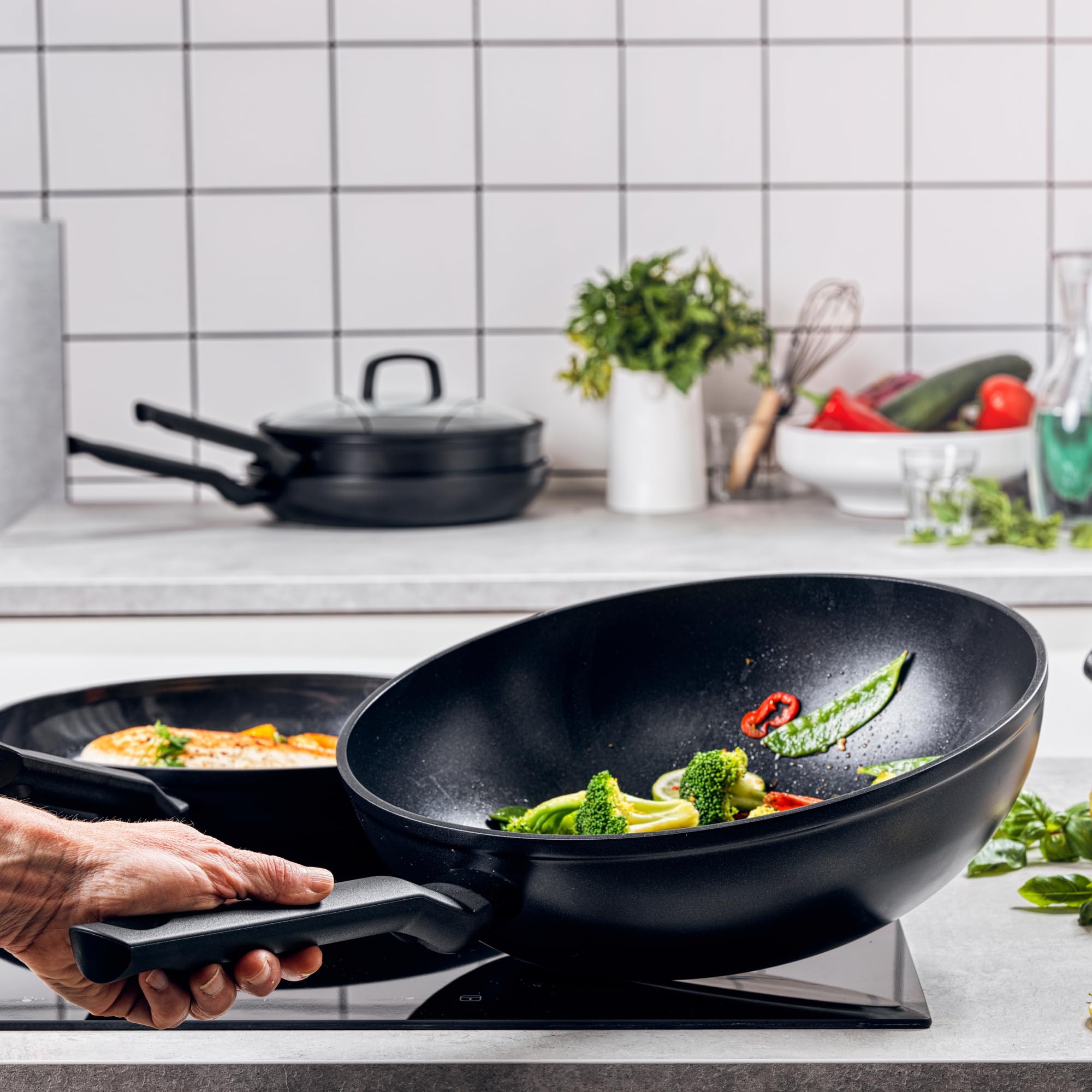 BK Easy Induction Padella Wok Antiaderente in Ceramica, 30 cm/5 L, Alluminio, Senza PFAS, Induzione, Forno Fino a 160˚C, Manico Stay Cool, Lavabile in Lavastoviglie, Nero