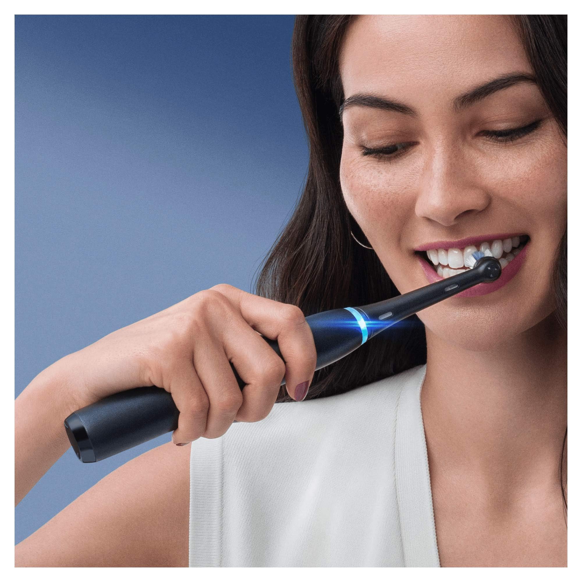 Oral-B iO Series 8s Brosse à Dents Électrique Rechargeable avec 1 Manche Intelligence Artificielle, Noir, 1 Brossette et 1 Pochette Magnétique, 5 Modes Dont Blancheur et Soin des Gencives