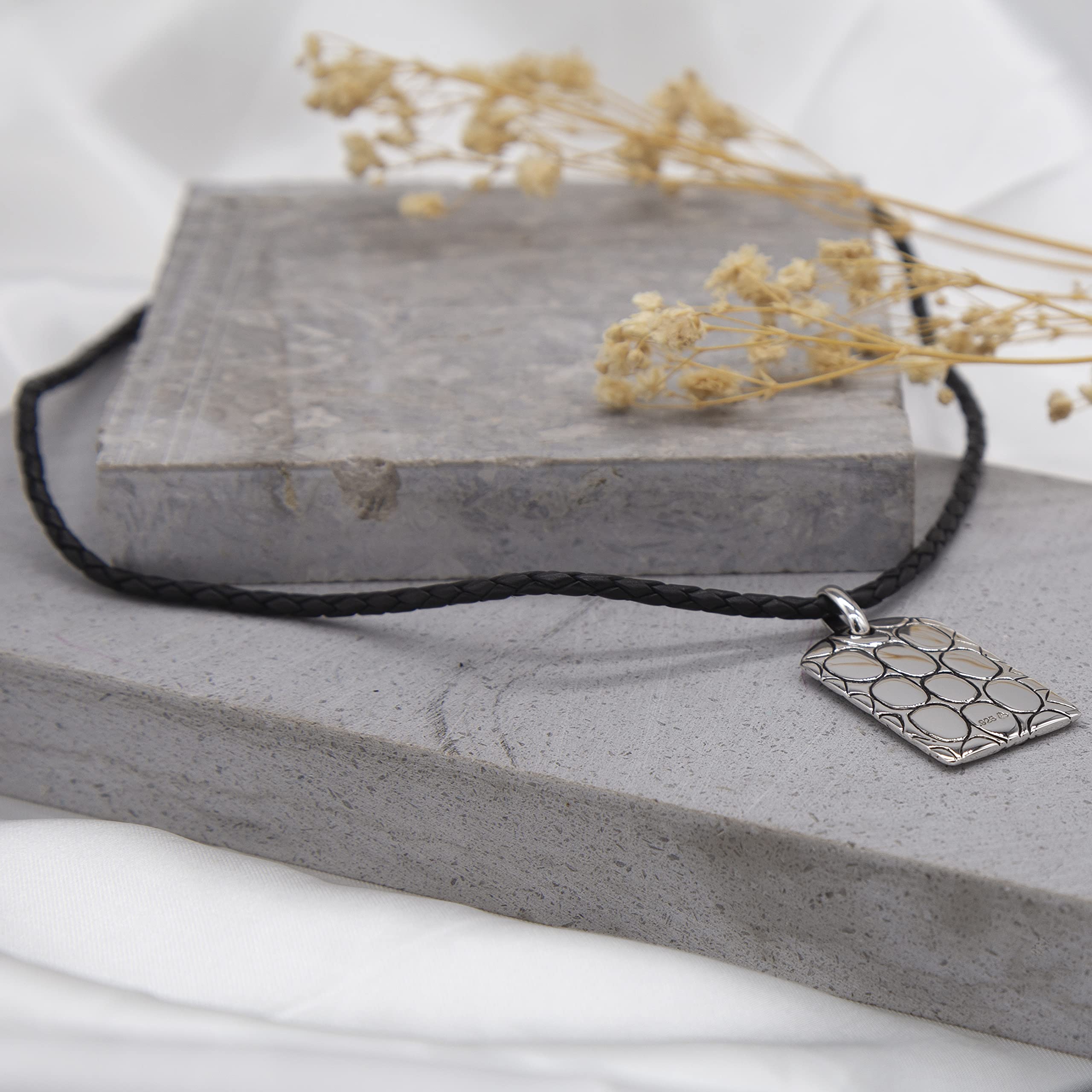 Tuscany Silver Collana da Uomo in Argento Sterling Placcata Rodio con Piastrina Stile Bali su Cordino in Pelle 46cm/18