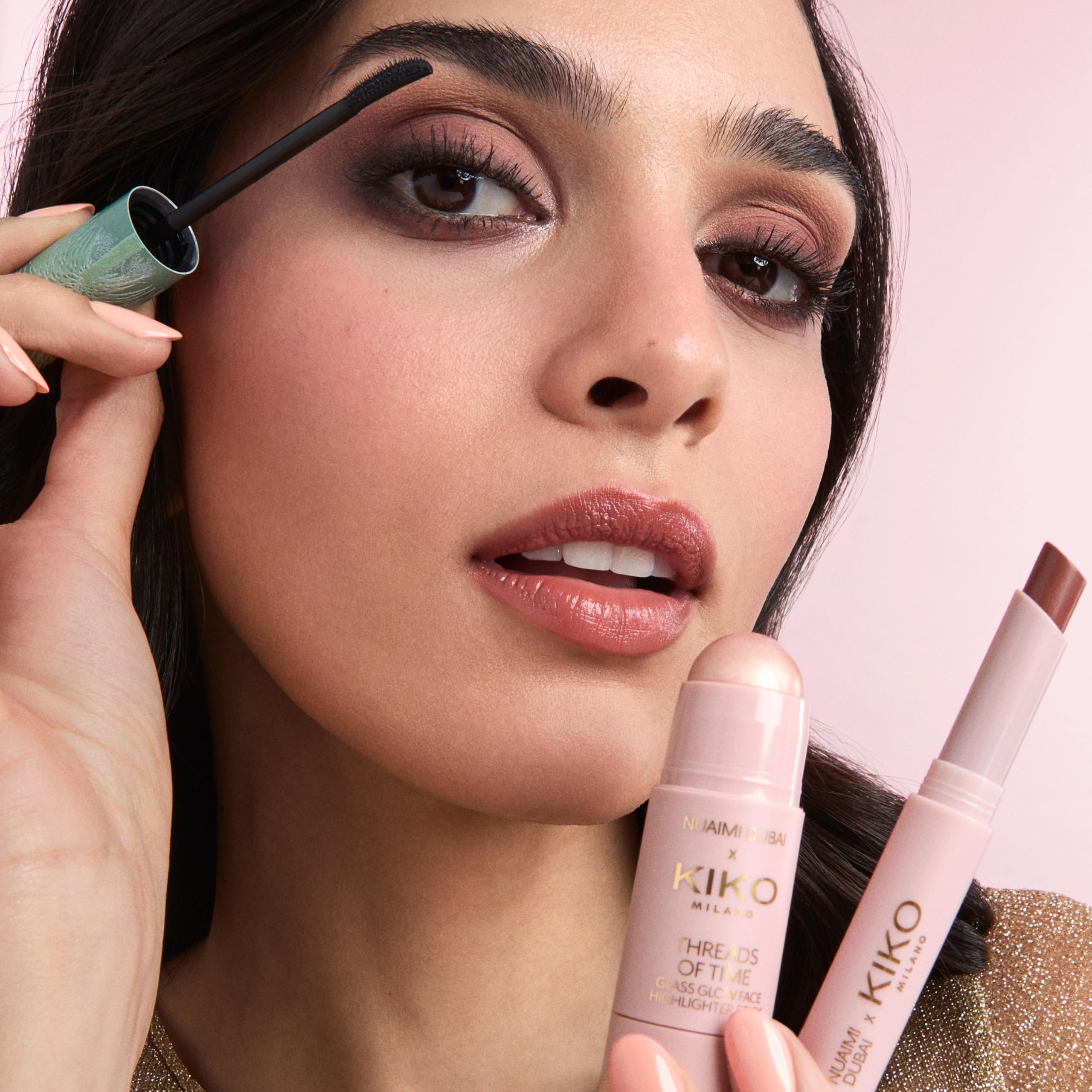 KIKO Milano Threads Of Time Glass Glow Icons Make Up Kit, Kit De Maquillaje De Regalo: Iluminador En Stick, Cera Para Cejas Y Brillo En Stick