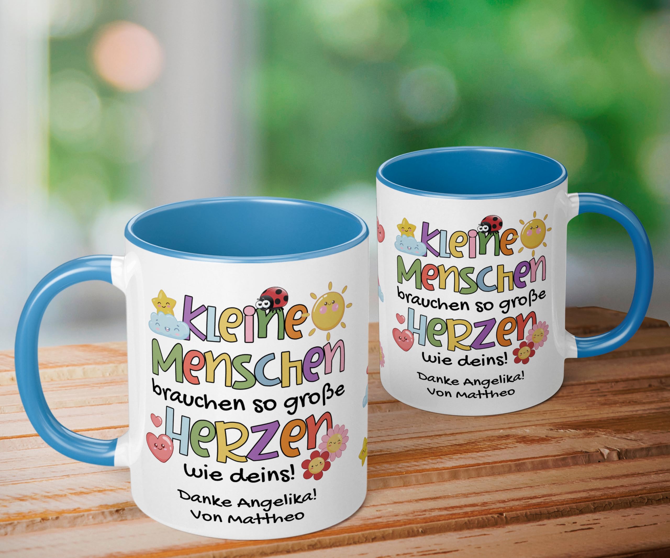 Kita Abschiedsgeschenk für Erzieher: Keramiktasse personalisiert mit Wunschtext „Kleine Menschen brauchen so große Herzen wie deins!“ - Dankeschön Kindergarten Krippe, 330ml (Cambridge Blau)
