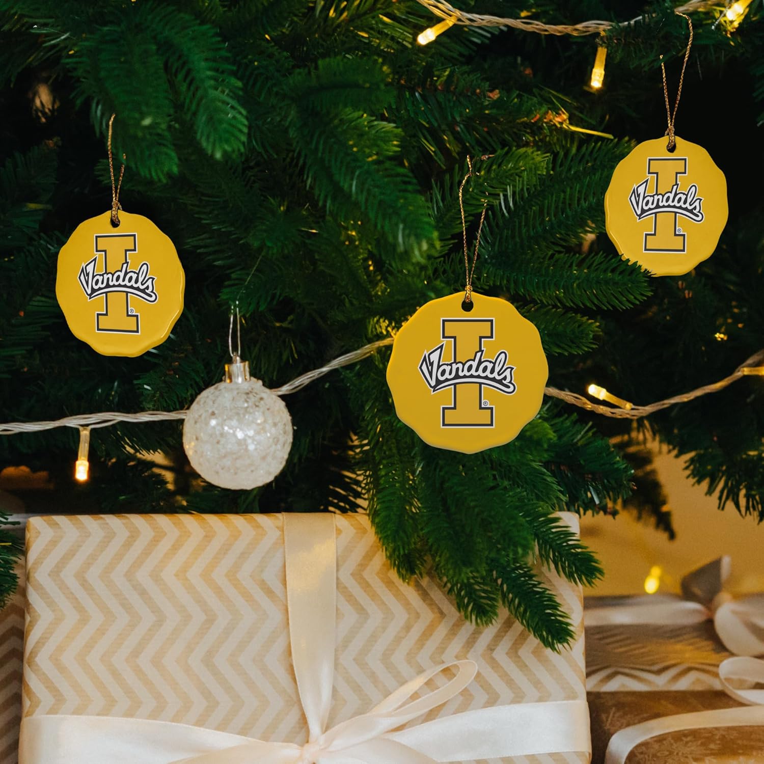 GRAPHICS & MORE University of Idaho Primary Logo Porcelain Scalloped Holiday Christmas Tree Ornament - 2.8" (7.1 cm) - Image 7