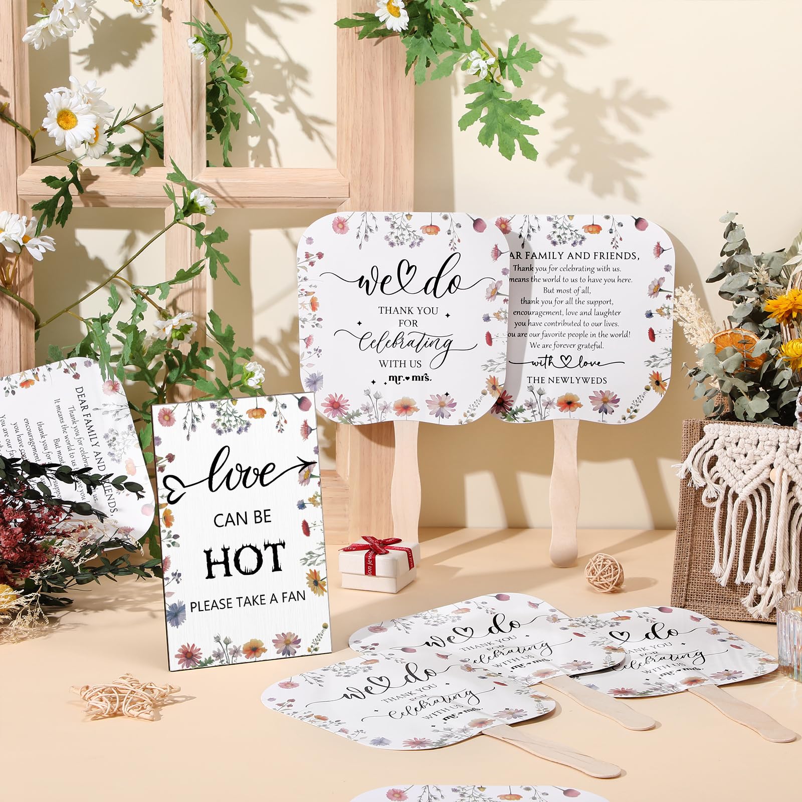 Fumete Hochzeitsfächer für Gäste, 50 Stück Hochzeitsfächer und 1 Stück Hochzeitstischschild, tragbarer Papierfächer mit Holzgriff, Handfächer für Hochzeit, Brautparty, Party, Gastgeschenk